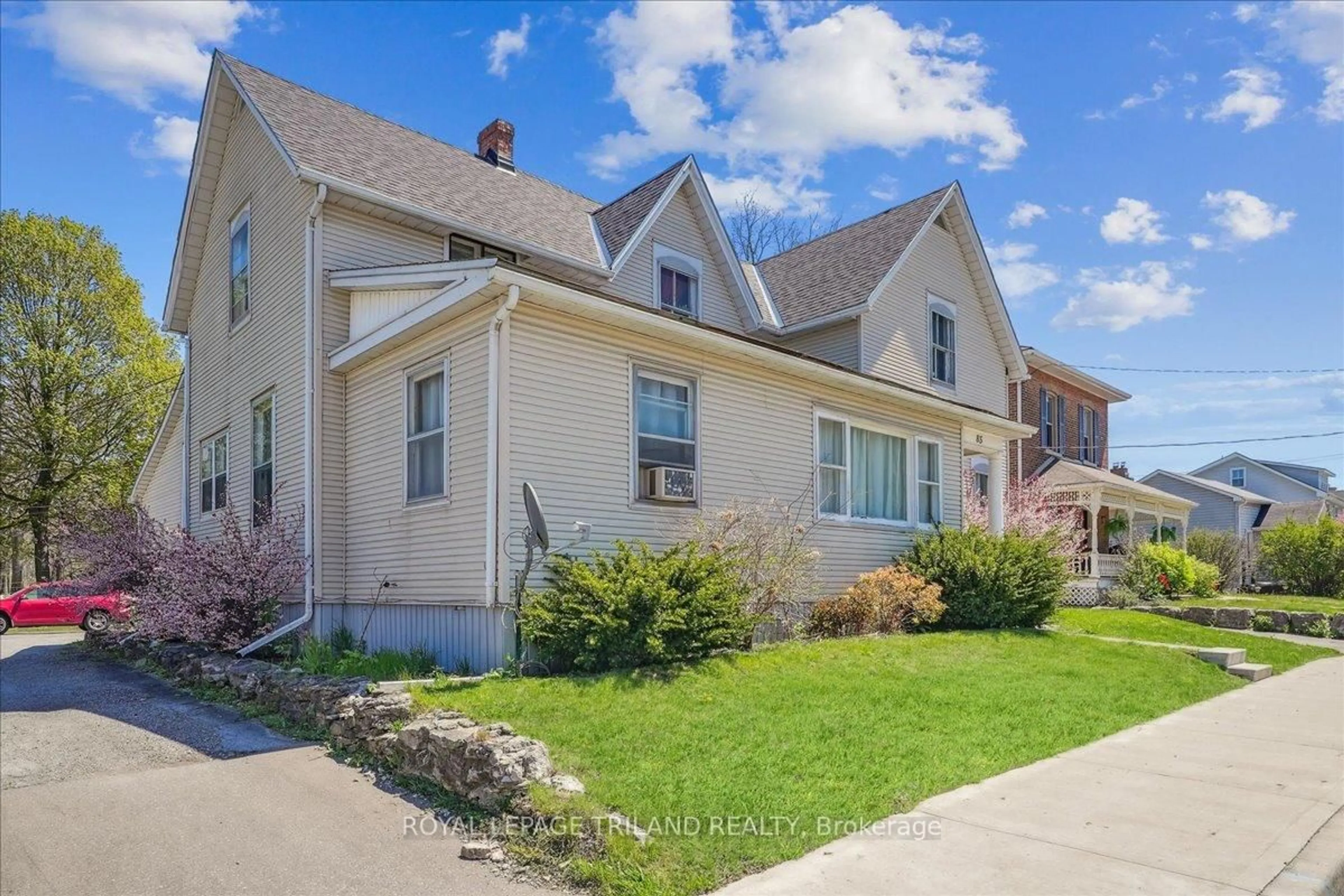 A pic from outside/outdoor area/front of a property/back of a property/a pic from drone, street for 85 Kent St, Norfolk Ontario N3Y 3S3