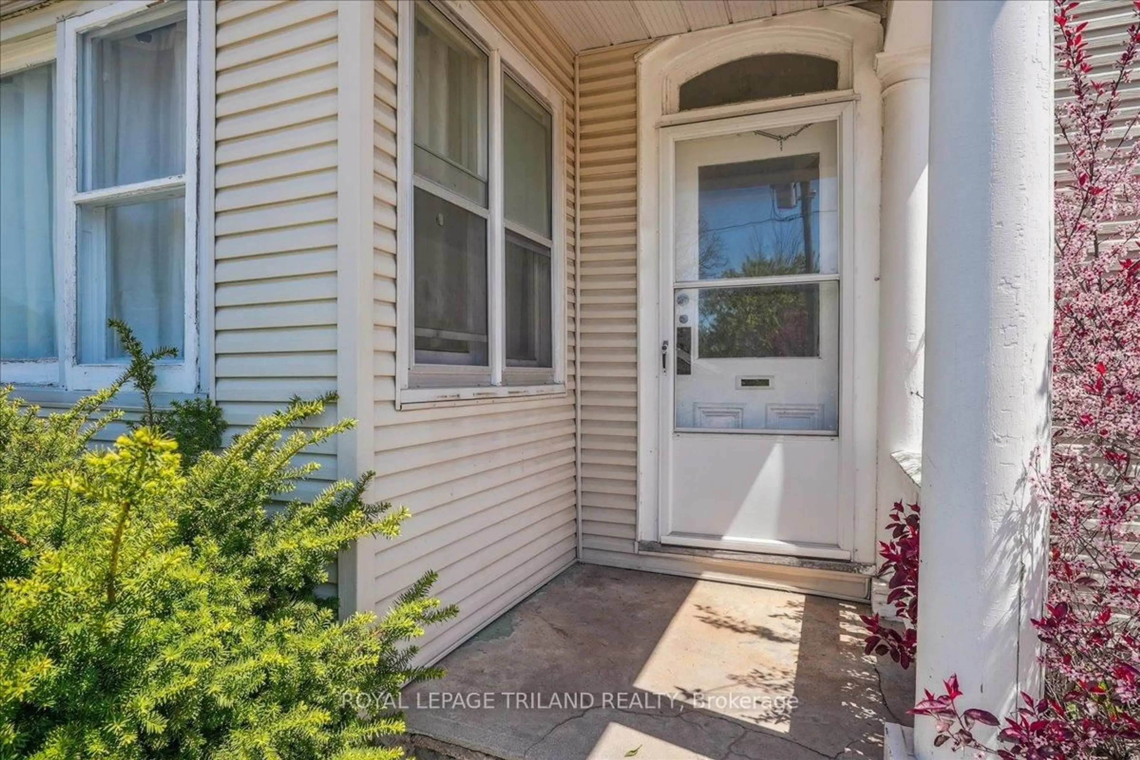 Indoor entryway for 85 Kent St, Norfolk Ontario N3Y 3S3