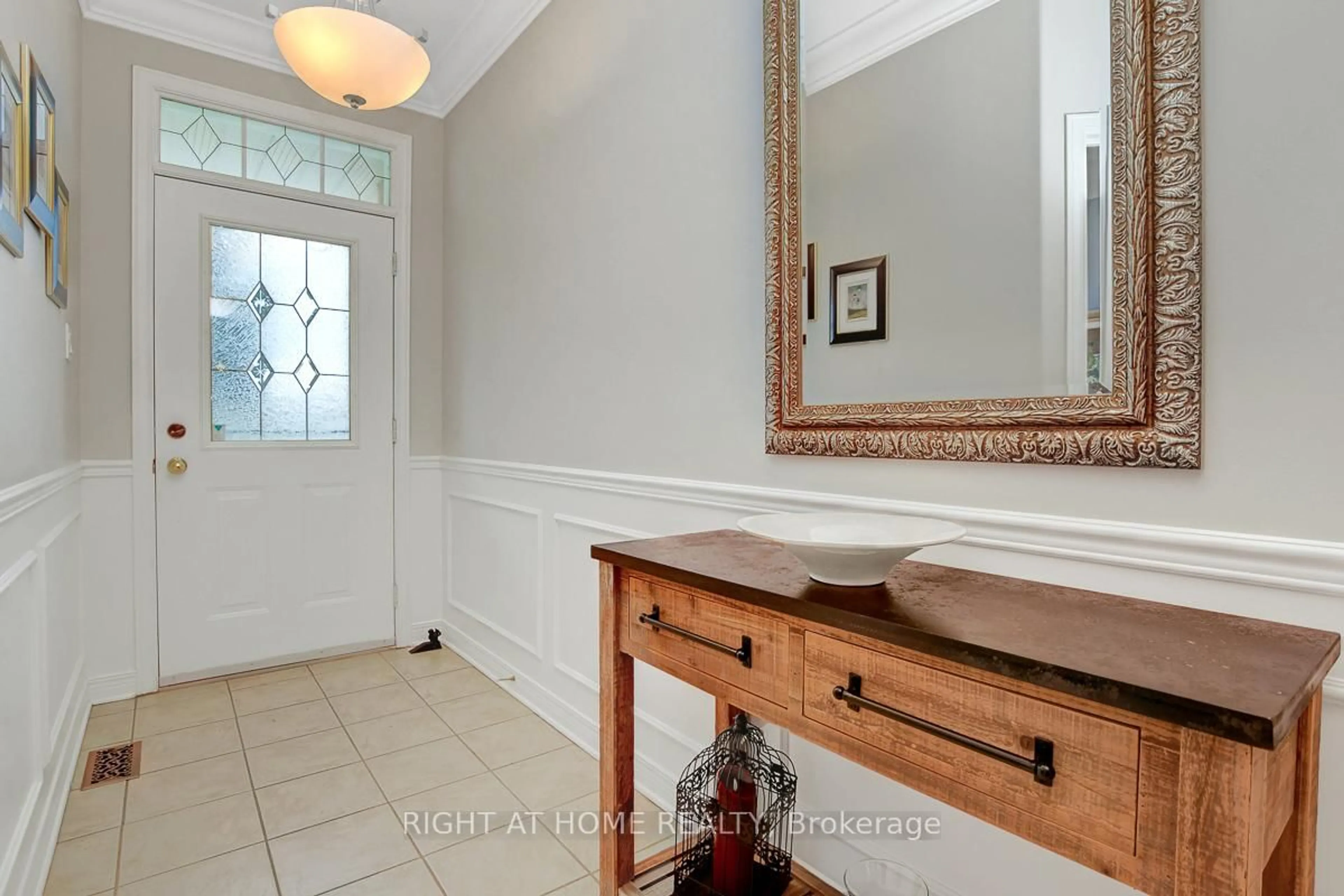 Indoor entryway for 11 Sable Run Dr, Ottawa Ontario K2S 1W2