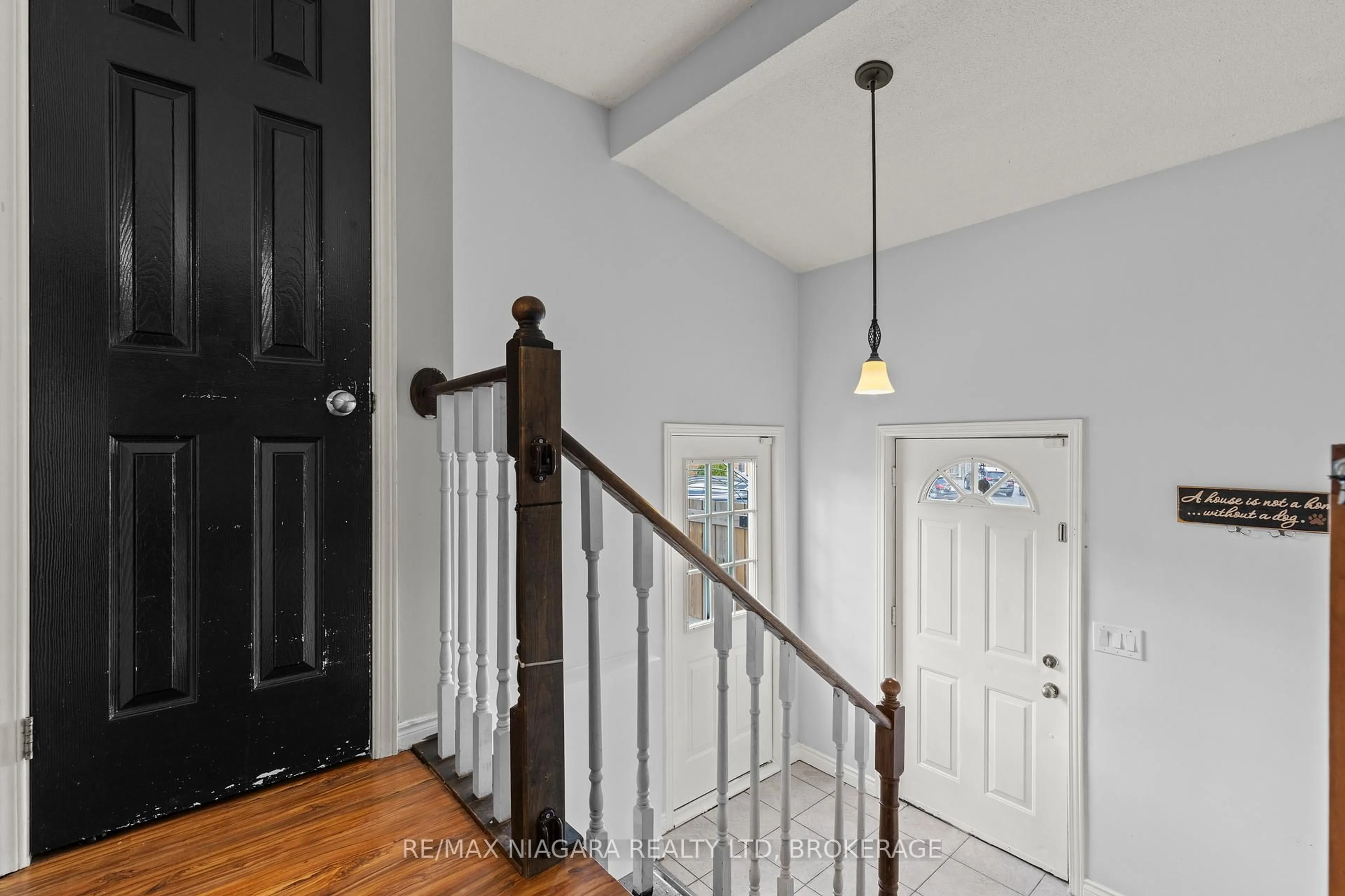 Indoor entryway for 6 Marc Crt, Welland Ontario L3B 5X2