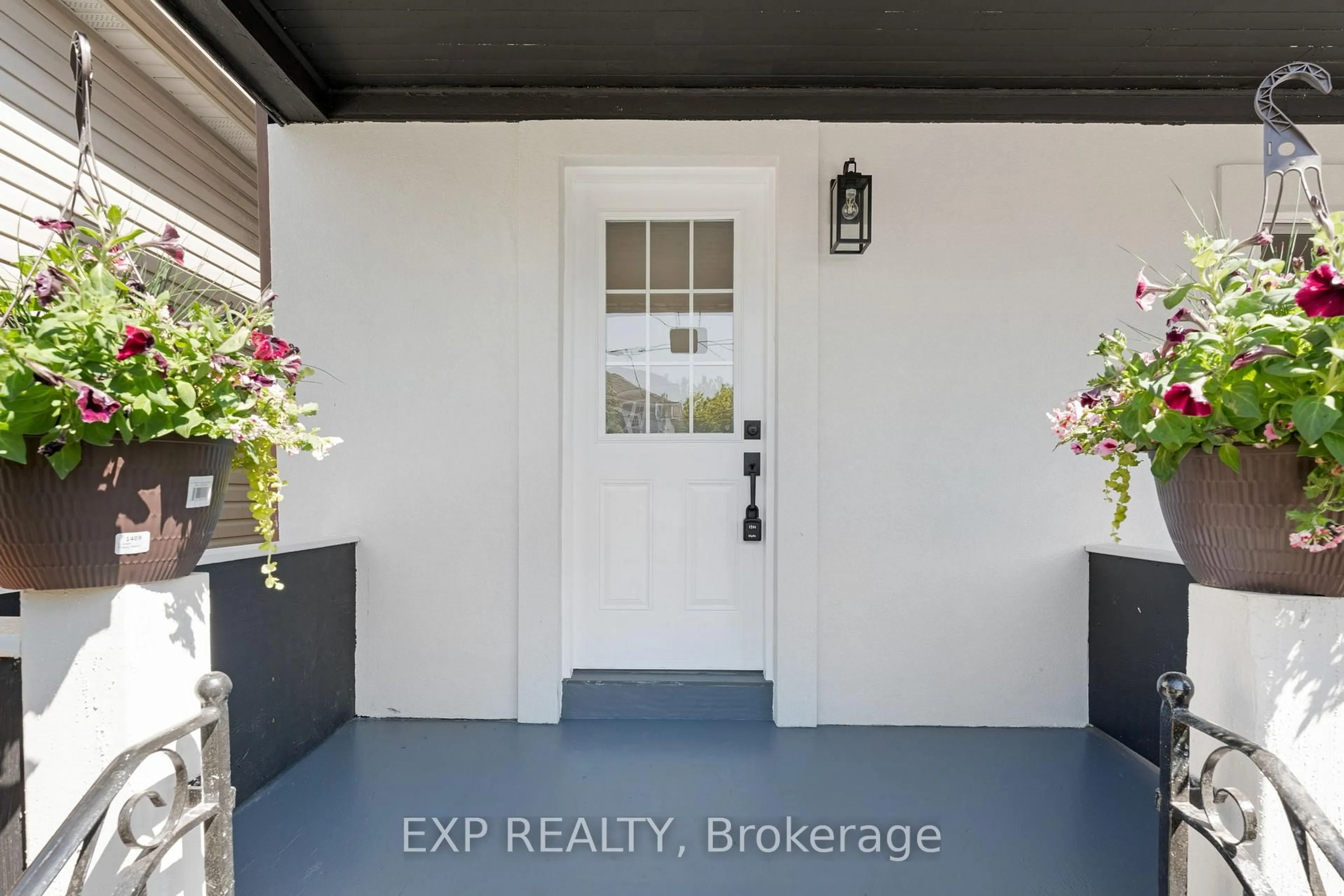 Indoor entryway for 62 Norman St, Hamilton Ontario L8H 4J5