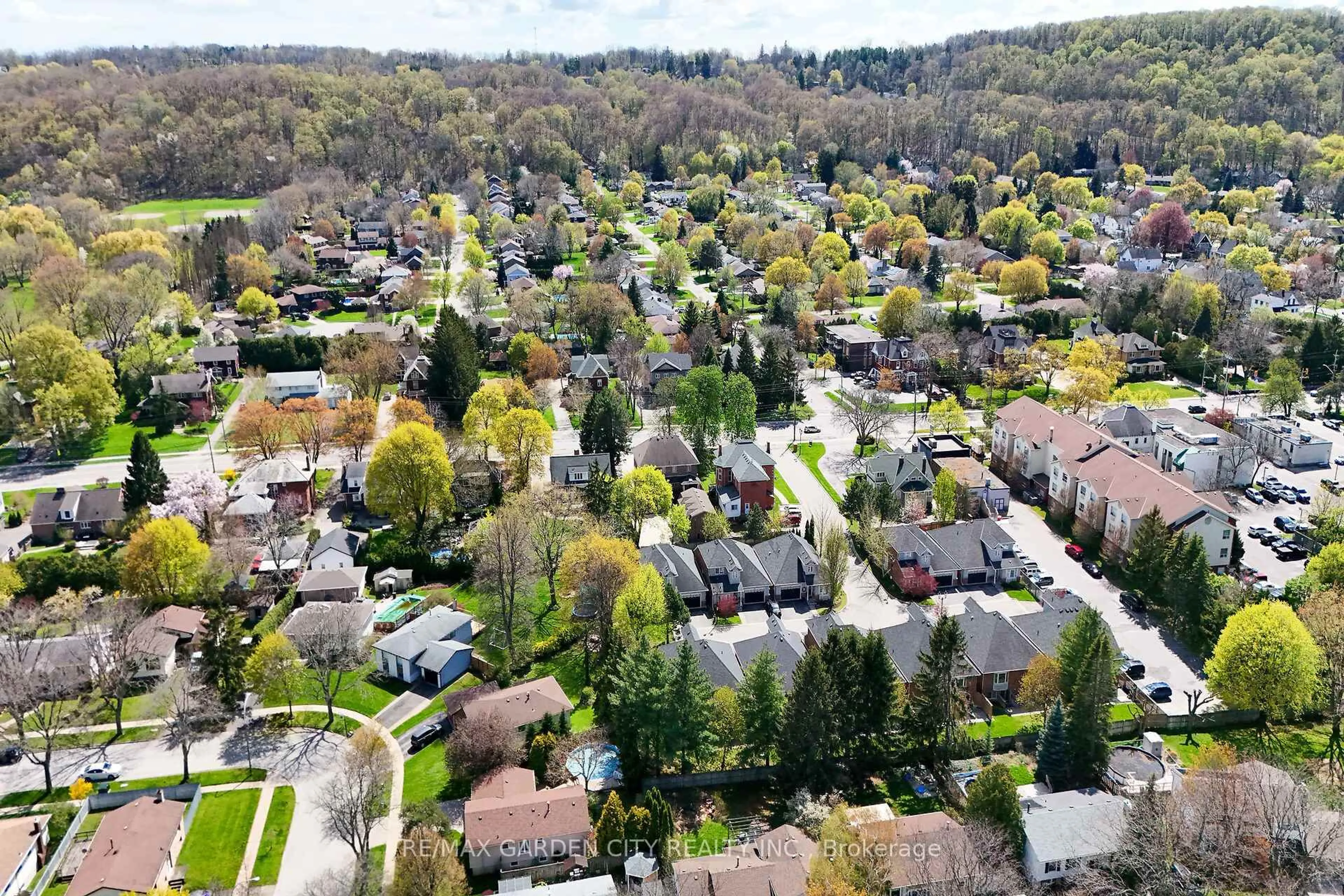 A pic from outside/outdoor area/front of a property/back of a property/a pic from drone, street for 91A Main St #11, Grimsby Ontario L3M 1N6