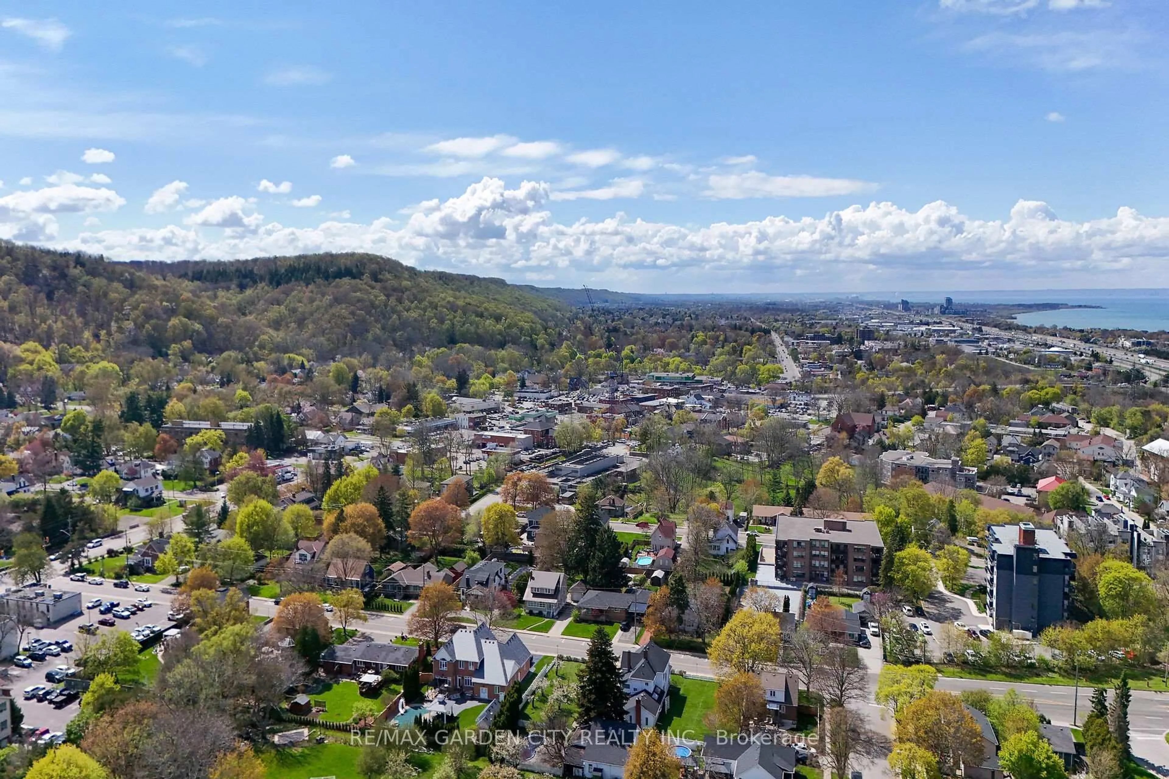 A pic from outside/outdoor area/front of a property/back of a property/a pic from drone, mountain view for 91A Main St #11, Grimsby Ontario L3M 1N6