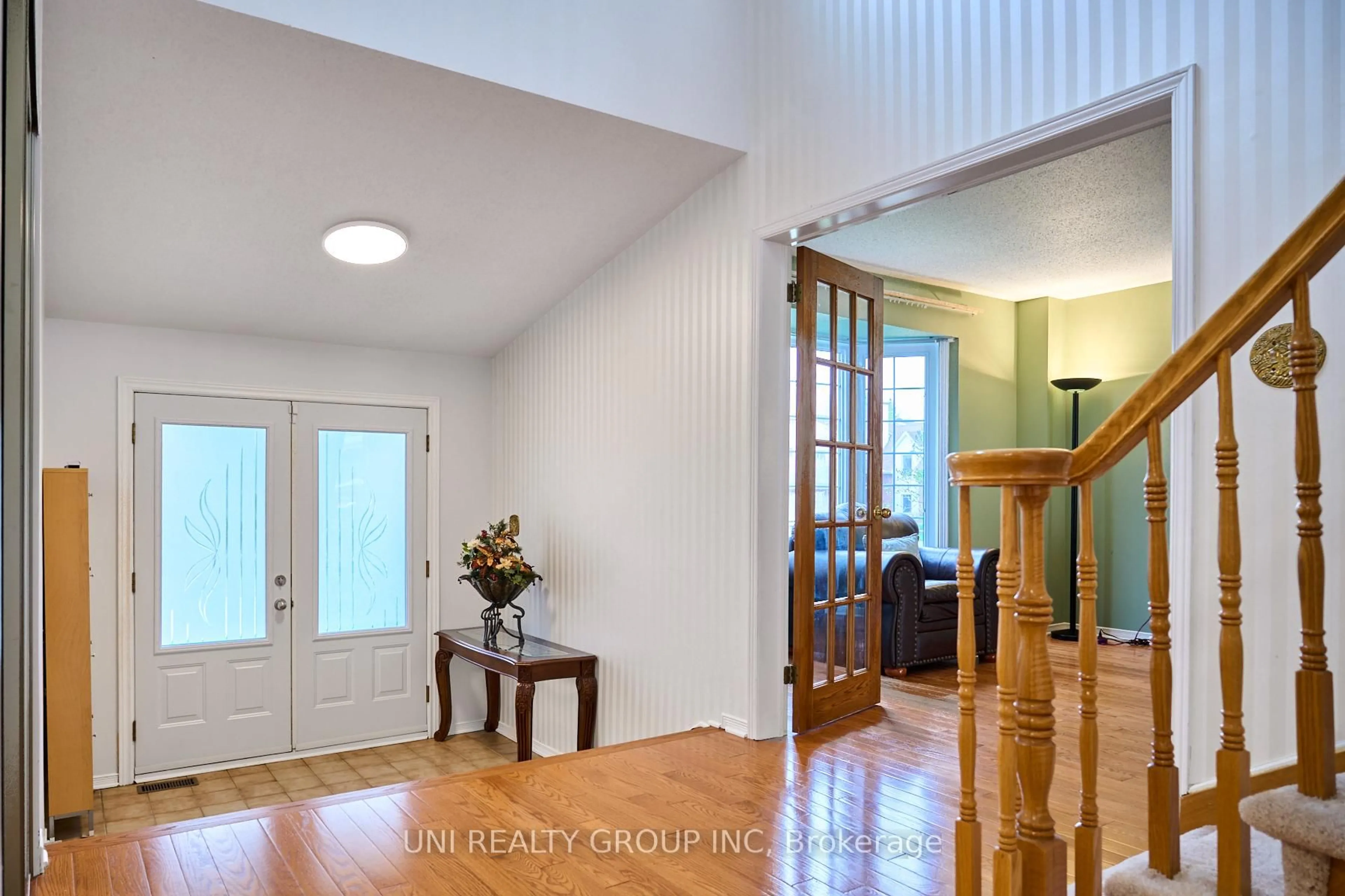 Indoor entryway for 64 BRAMBLEGROVE Cres, Ottawa Ontario K1T 3E9
