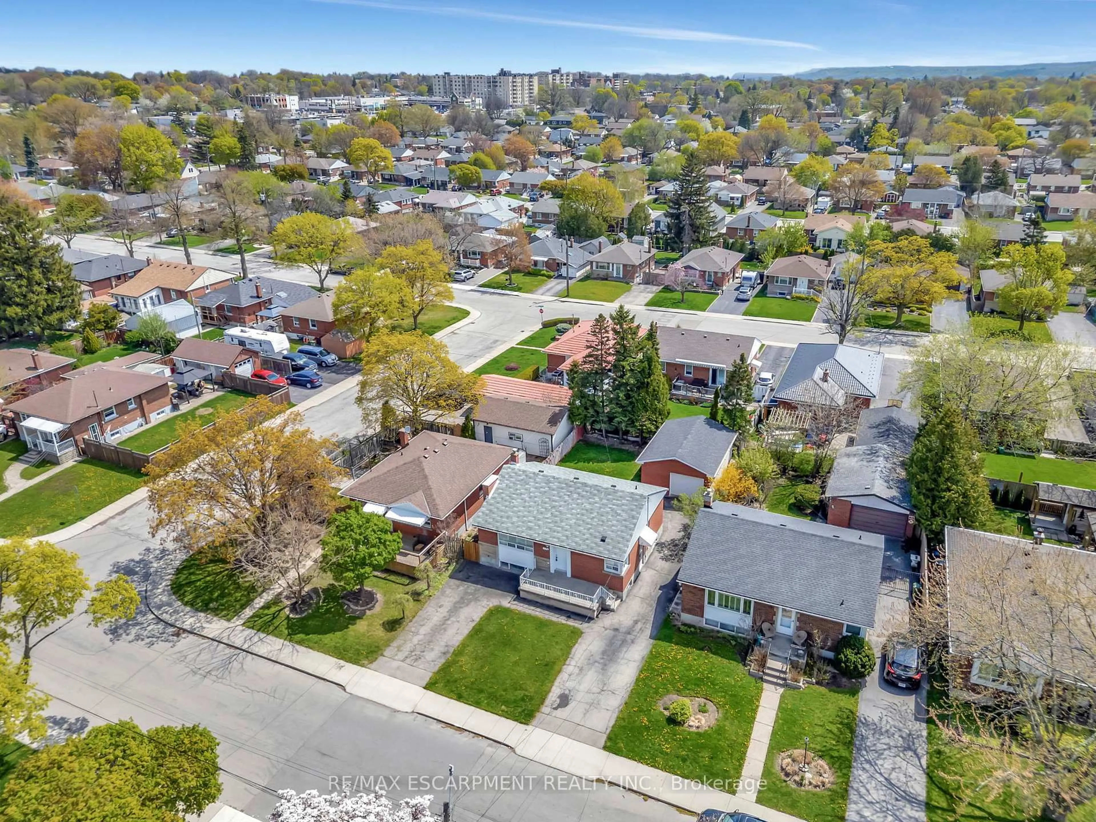 A pic from outside/outdoor area/front of a property/back of a property/a pic from drone, street for 175 East 45th St, Hamilton Ontario L8T 3K4