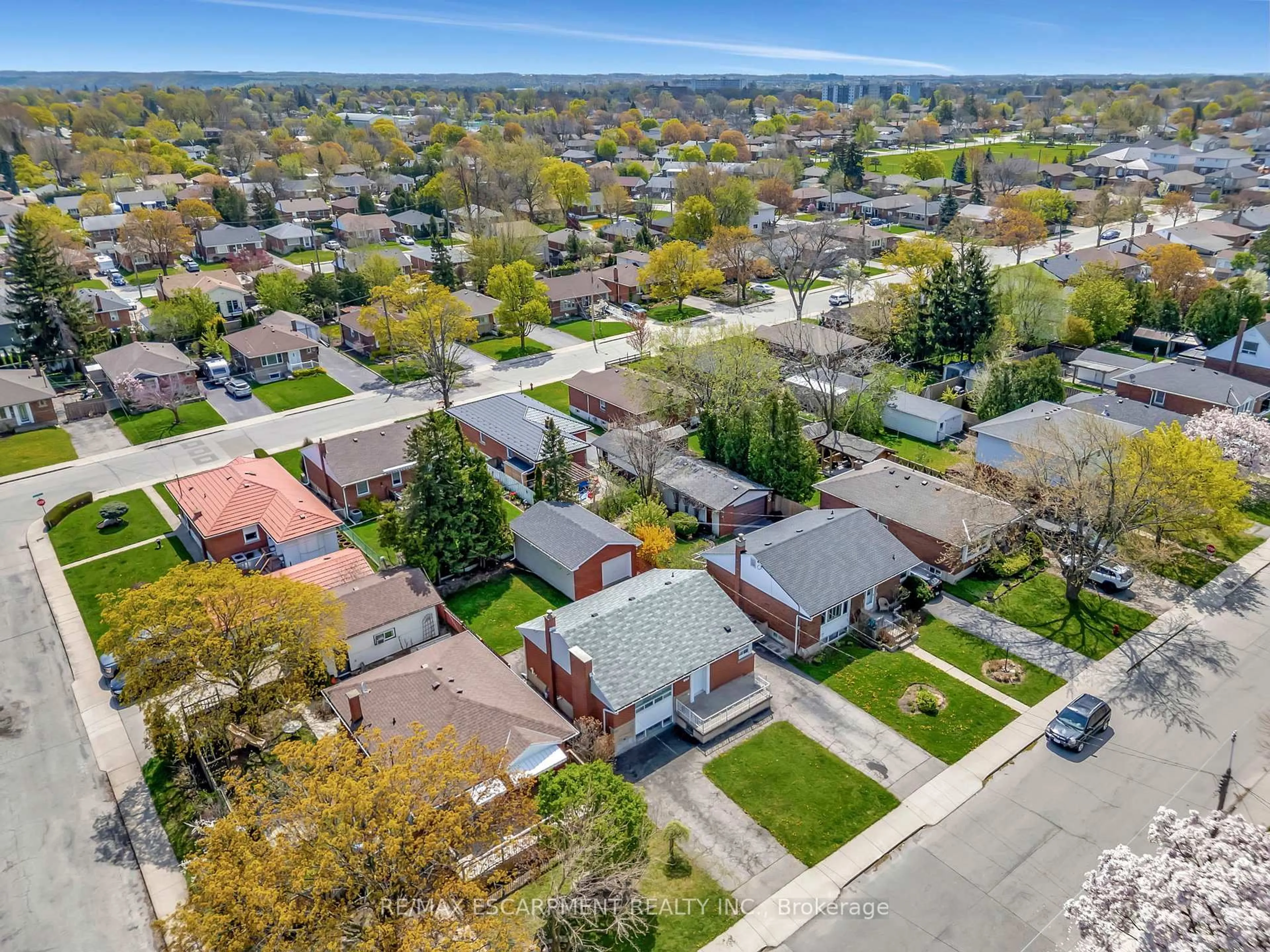 A pic from outside/outdoor area/front of a property/back of a property/a pic from drone, street for 175 East 45th St, Hamilton Ontario L8T 3K4