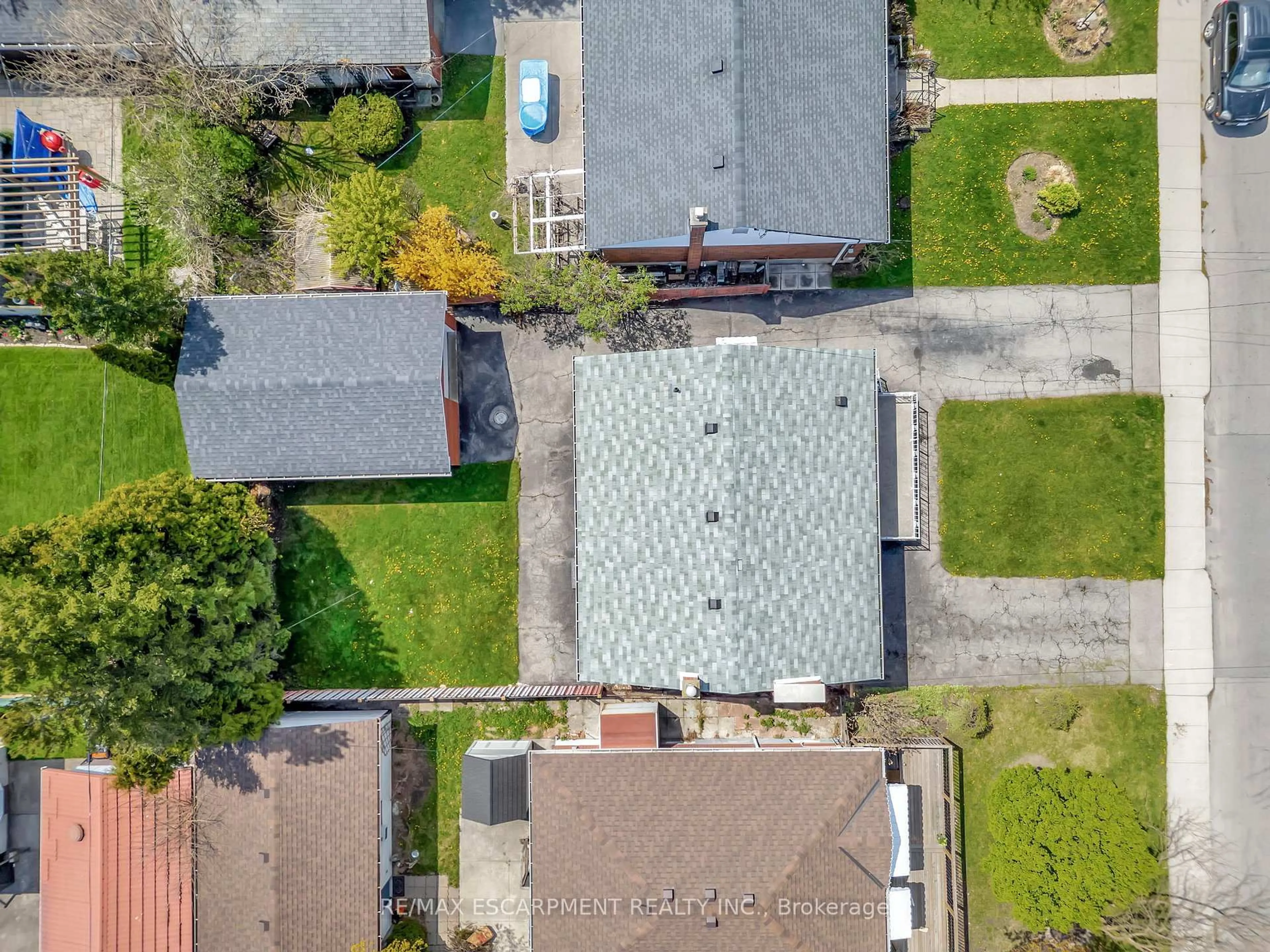 A pic from outside/outdoor area/front of a property/back of a property/a pic from drone, street for 175 East 45th St, Hamilton Ontario L8T 3K4