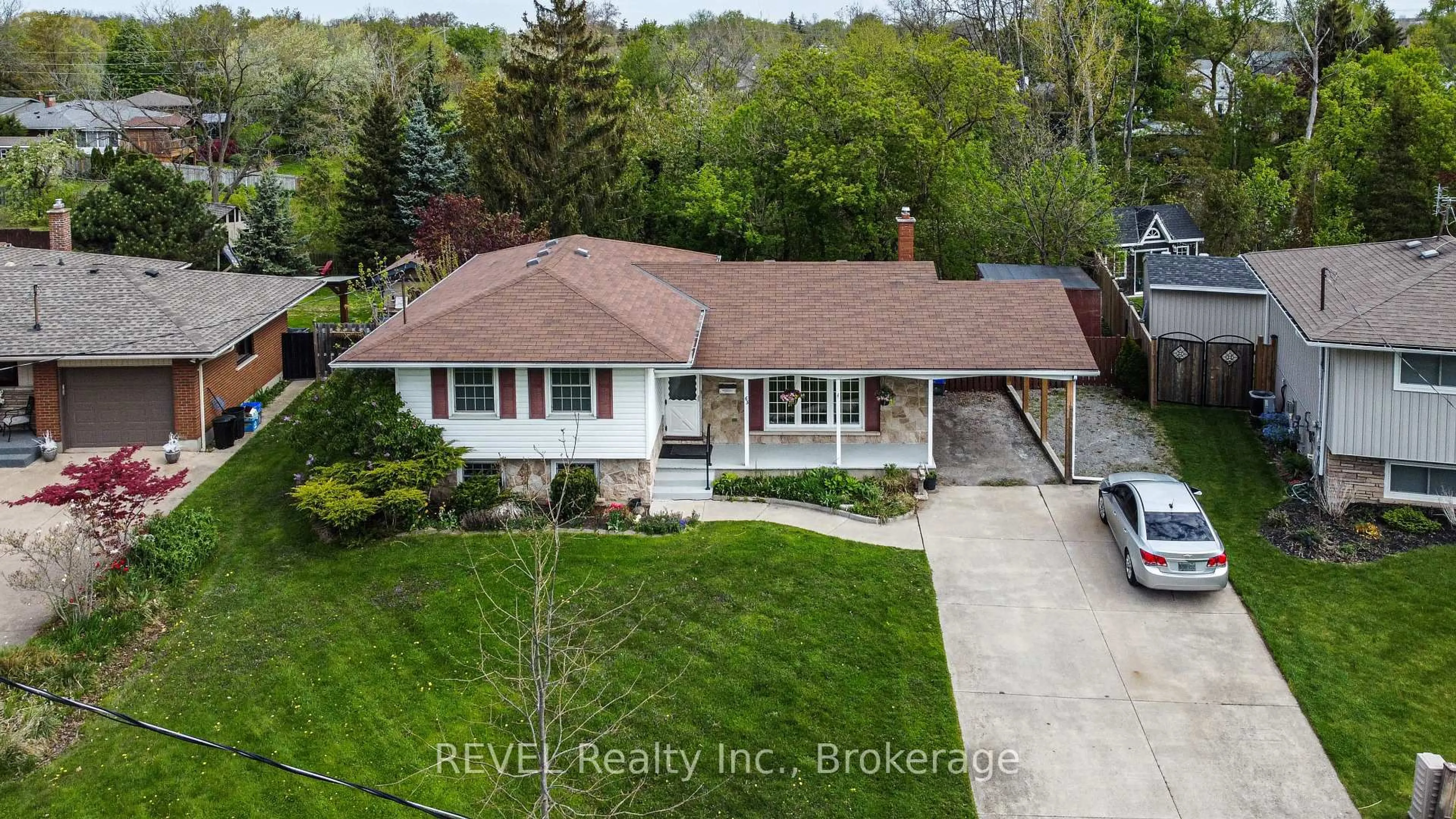 A pic from outside/outdoor area/front of a property/back of a property/a pic from drone, street for 63 Alexandra Blvd, St. Catharines Ontario L2P 1K2