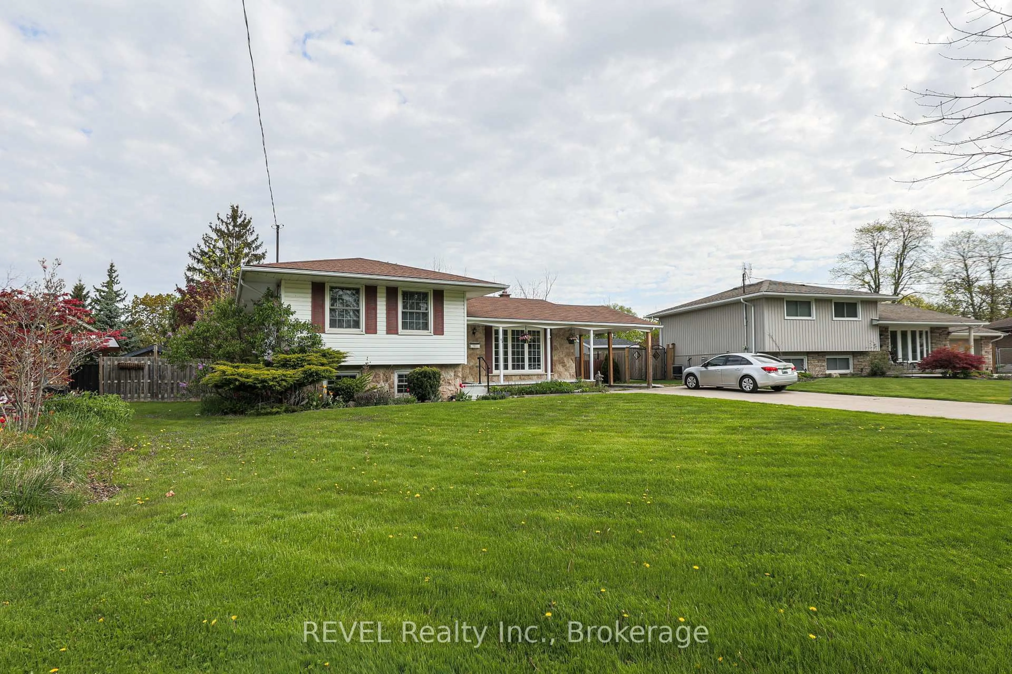A pic from outside/outdoor area/front of a property/back of a property/a pic from drone, street for 63 Alexandra Blvd, St. Catharines Ontario L2P 1K2