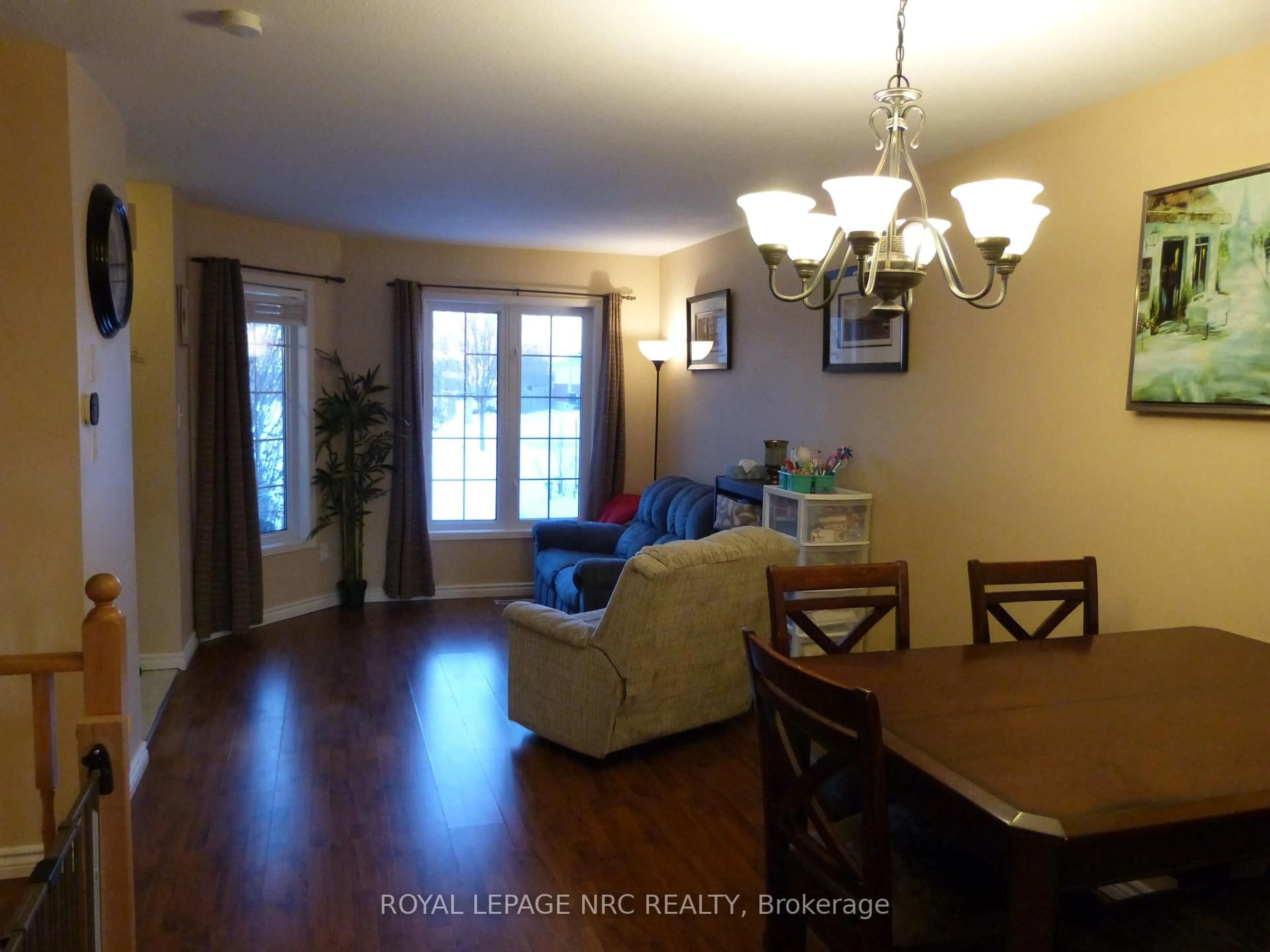 Dining room, wood/laminate floor for 175 ST.LAWRENCE Dr, Welland Ontario L3C 7H6