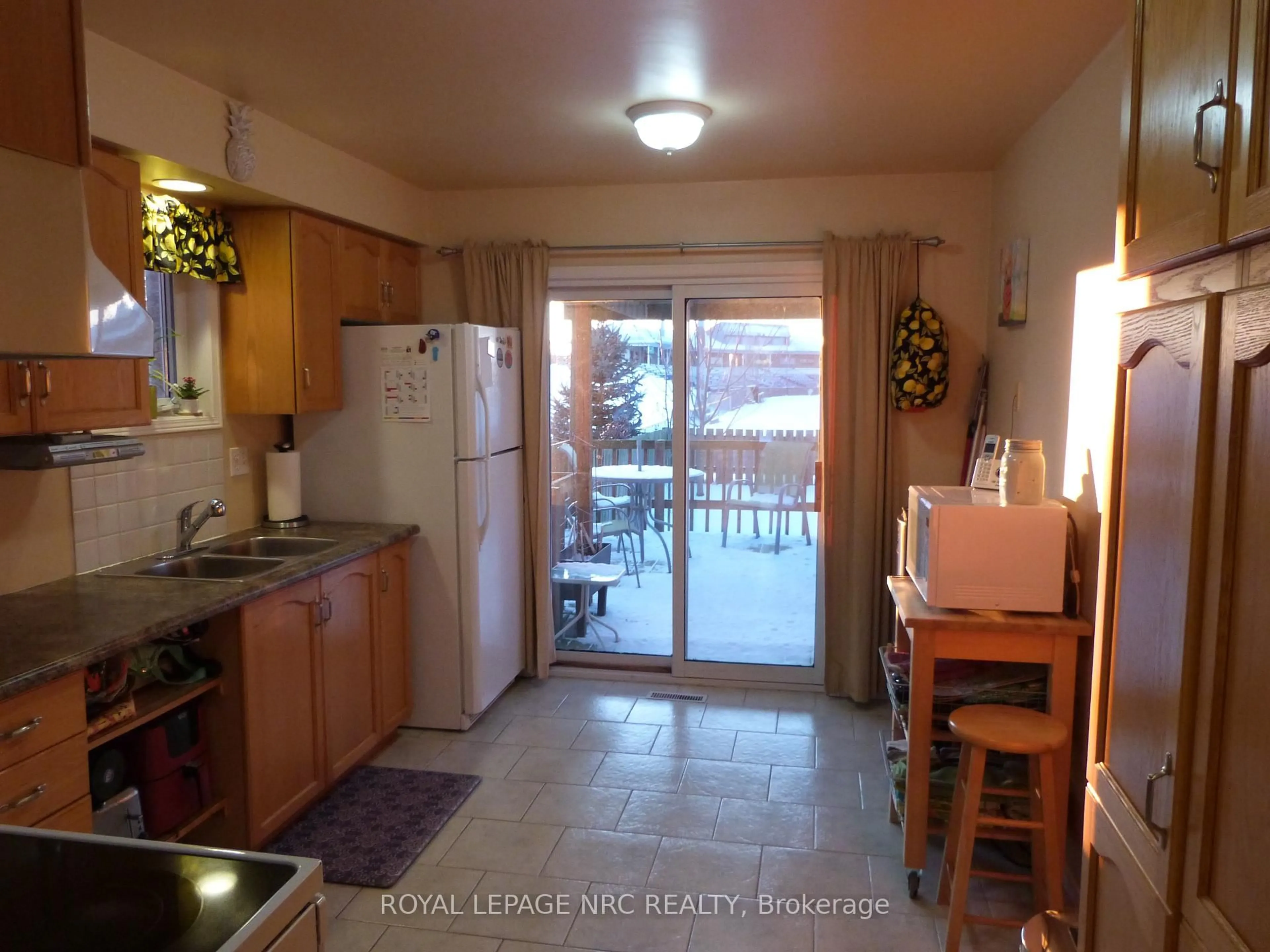 Standard kitchen, unknown for 175 ST.LAWRENCE Dr, Welland Ontario L3C 7H6