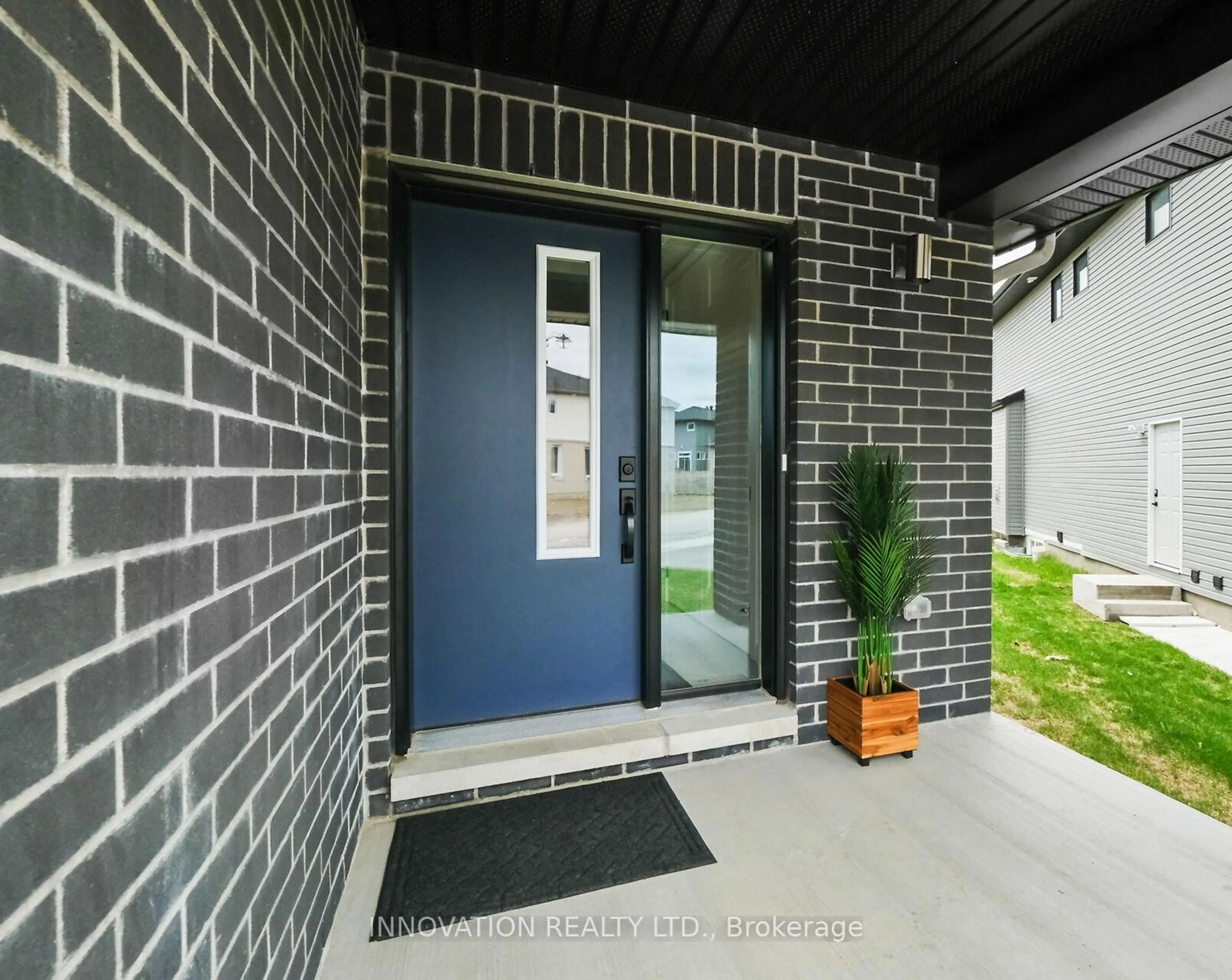 Indoor entryway for 870 Sendero Way, Ottawa Ontario K2S 2W9