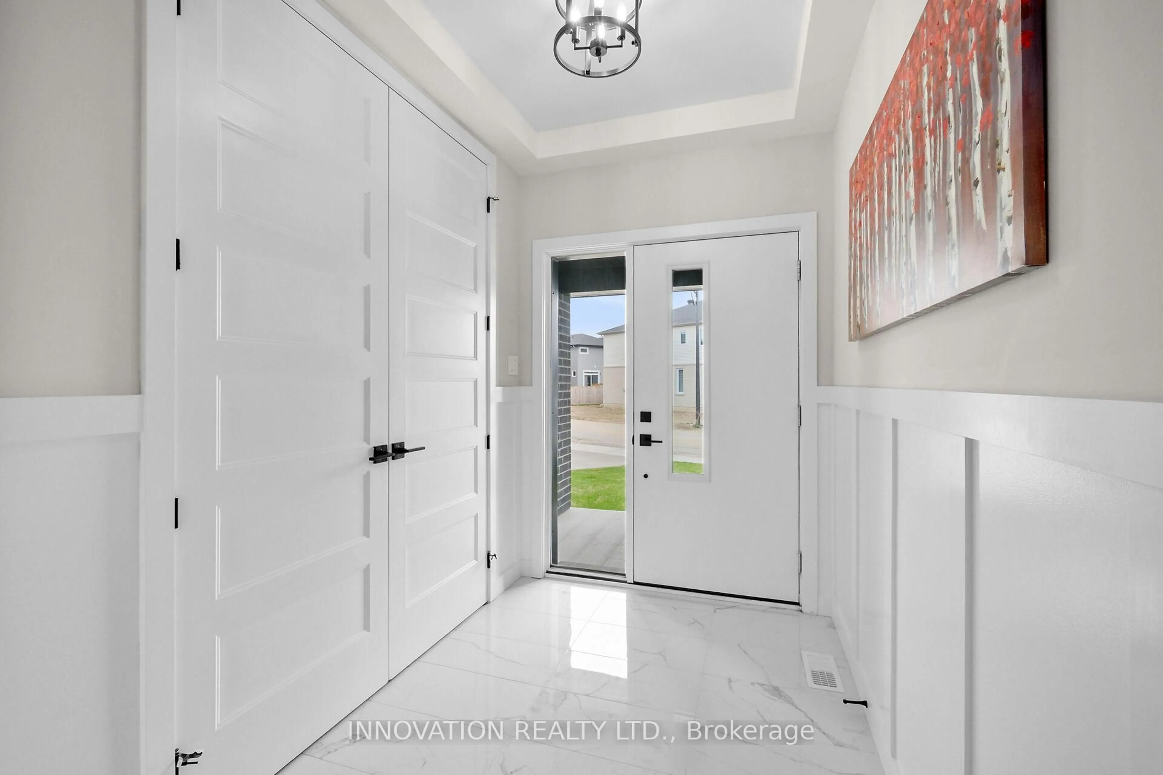 Indoor entryway for 870 Sendero Way, Ottawa Ontario K2S 2W9
