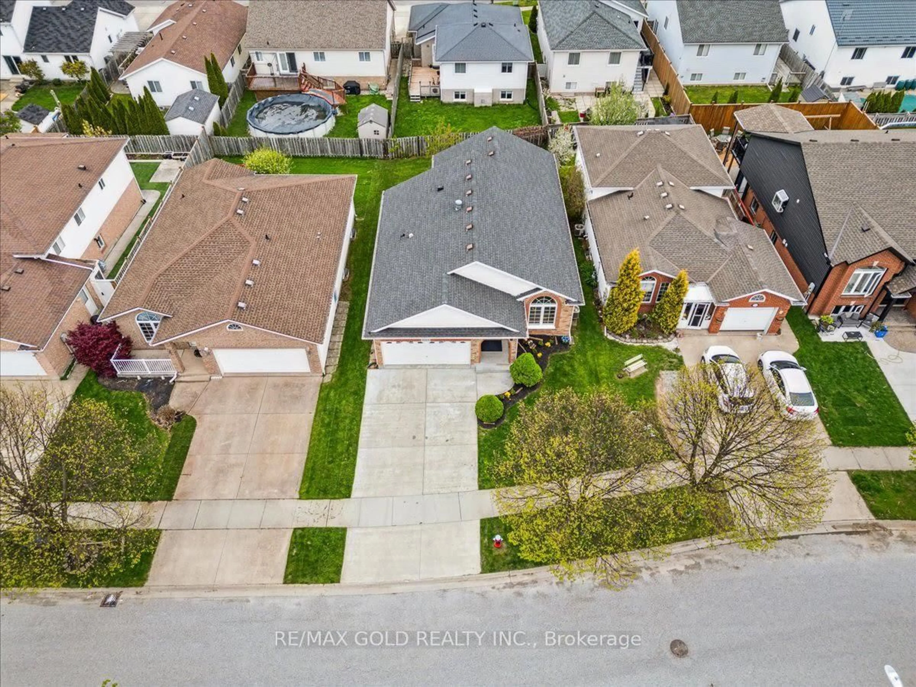 A pic from outside/outdoor area/front of a property/back of a property/a pic from drone, street for 8163 Harvest Cres, Niagara Falls Ontario L2H 3G4