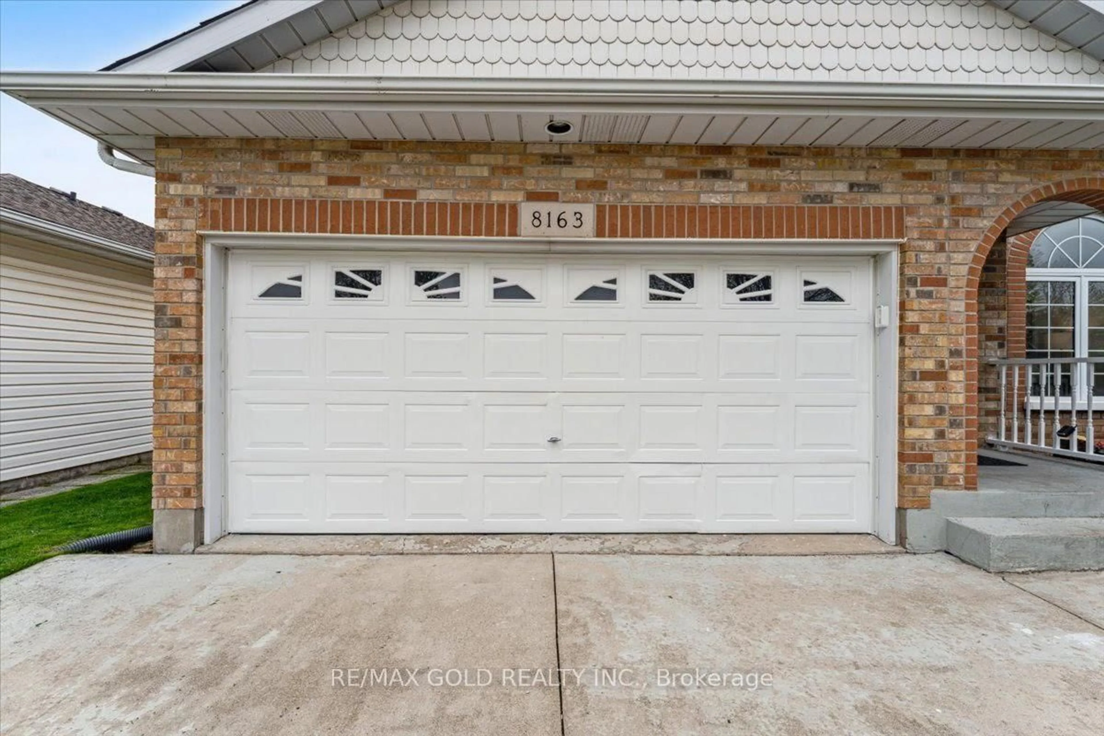 Indoor garage for 8163 Harvest Cres, Niagara Falls Ontario L2H 3G4