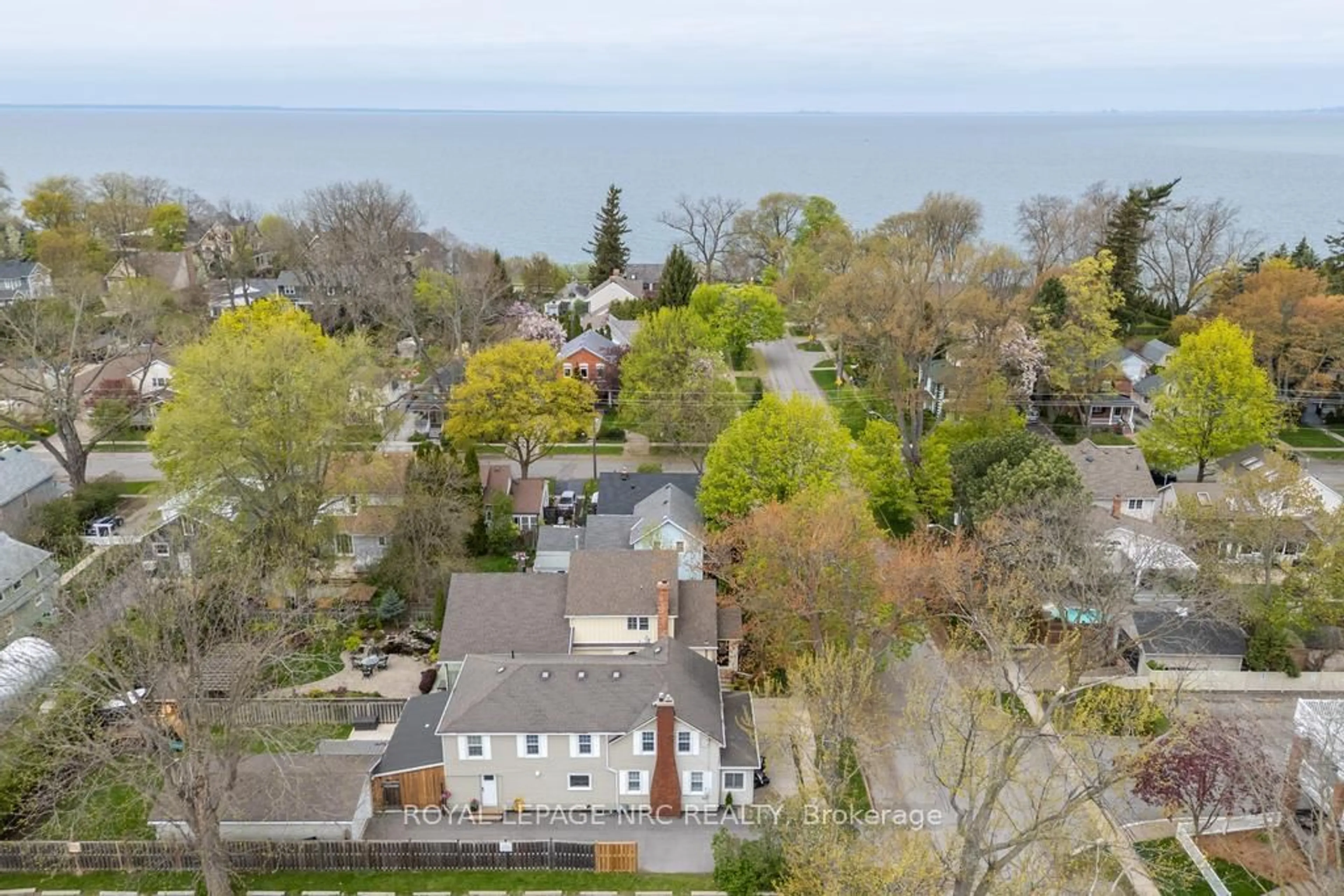 A pic from outside/outdoor area/front of a property/back of a property/a pic from drone, water/lake/river/ocean view for 27 Ann St, St. Catharines Ontario L2N 5E8