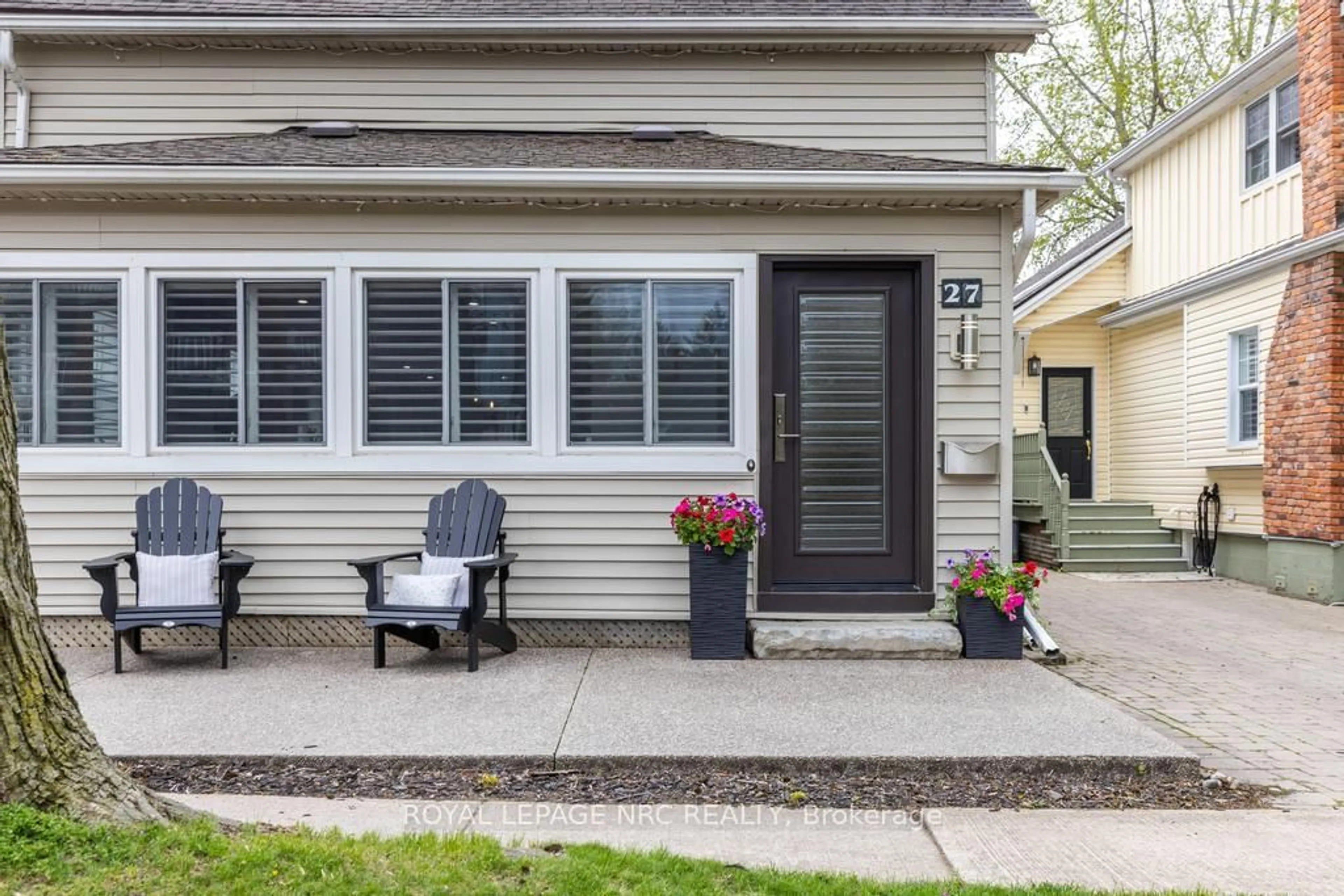 Home with vinyl exterior material, street for 27 Ann St, St. Catharines Ontario L2N 5E8