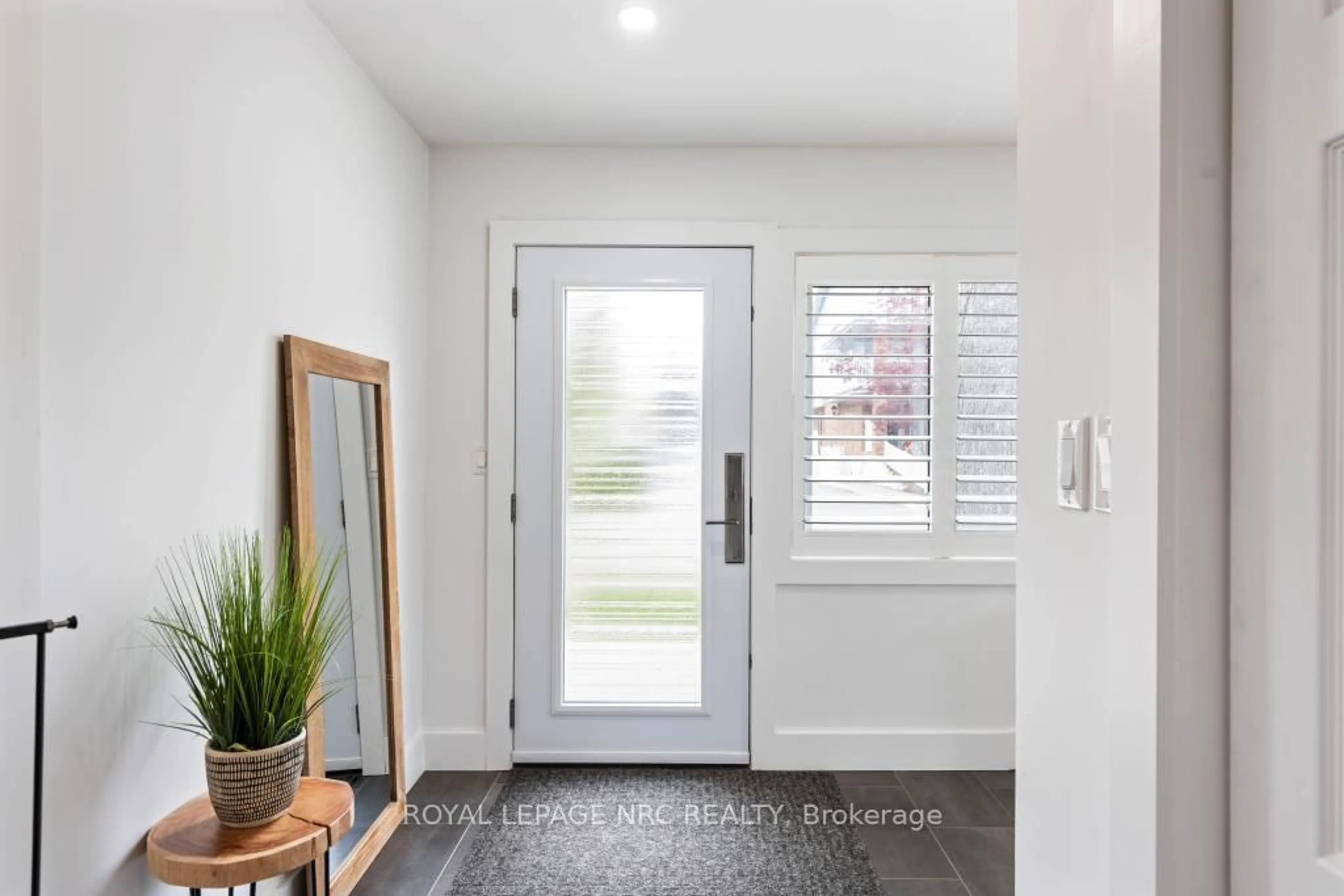 Indoor entryway for 27 Ann St, St. Catharines Ontario L2N 5E8