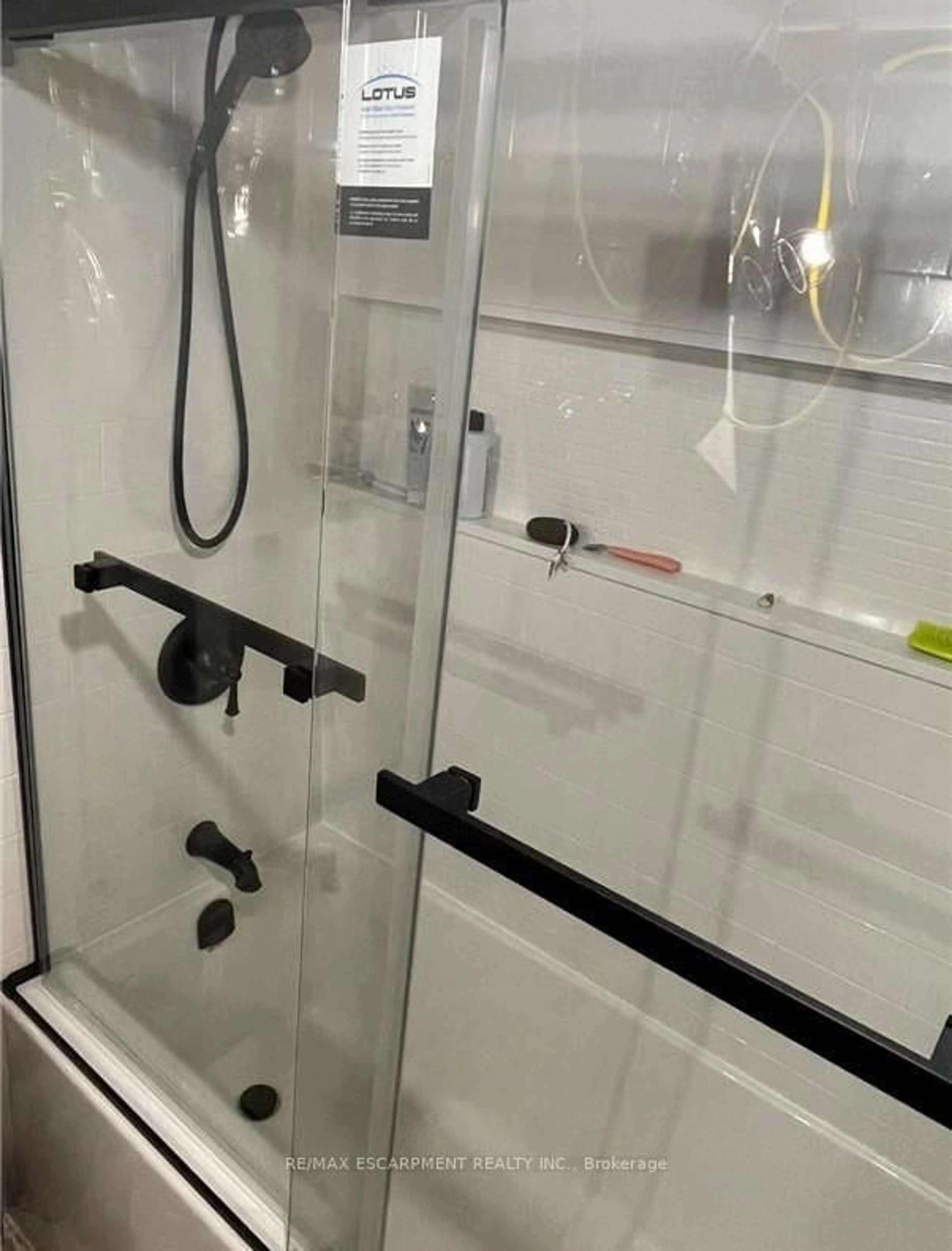 Standard bathroom, unknown for 94 SEVENTH Ave, Brantford Ontario N3S 1B8