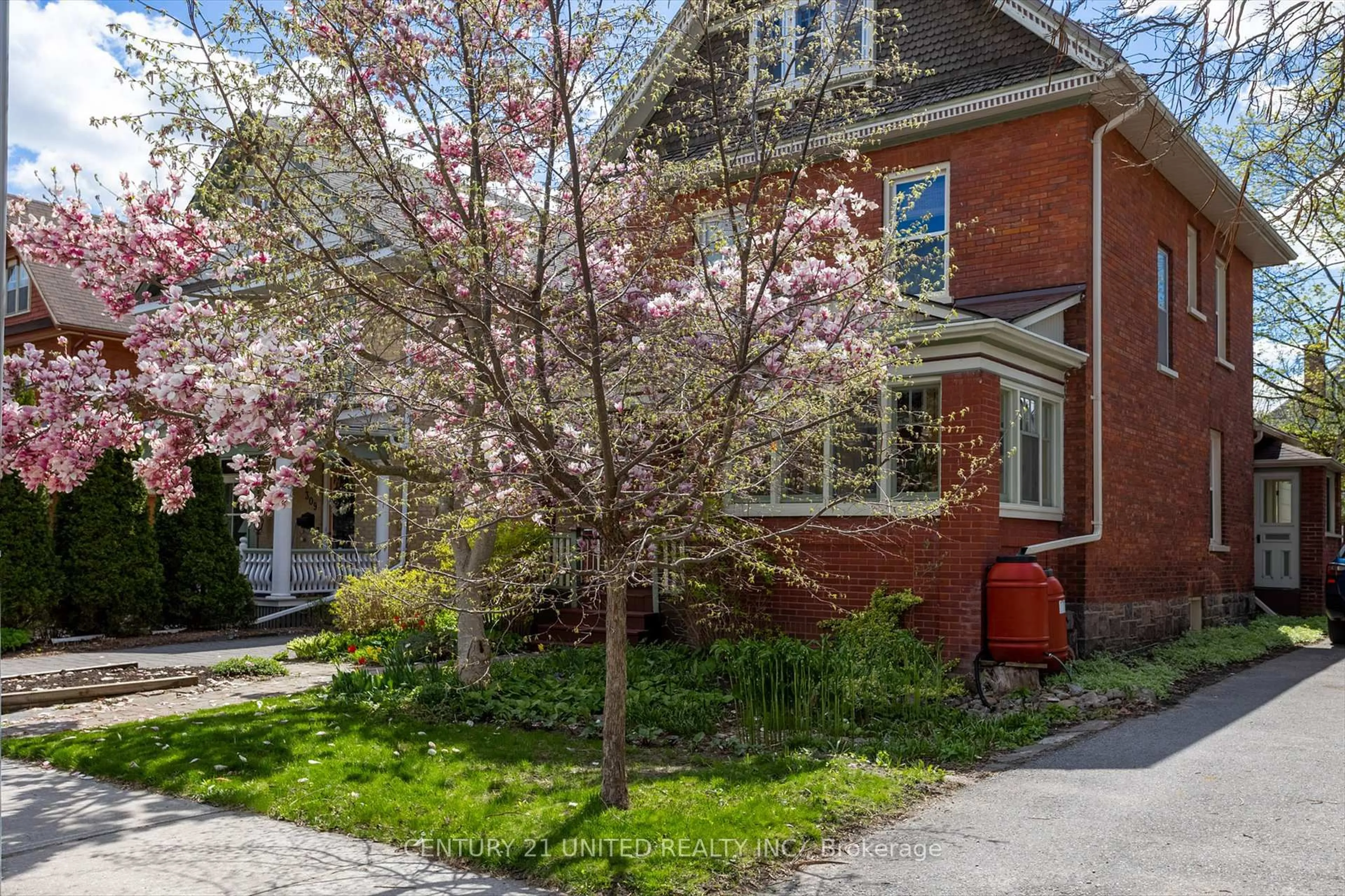 Home with brick exterior material, street for 311 Pearl Ave, Peterborough Central Ontario K9J 5G4