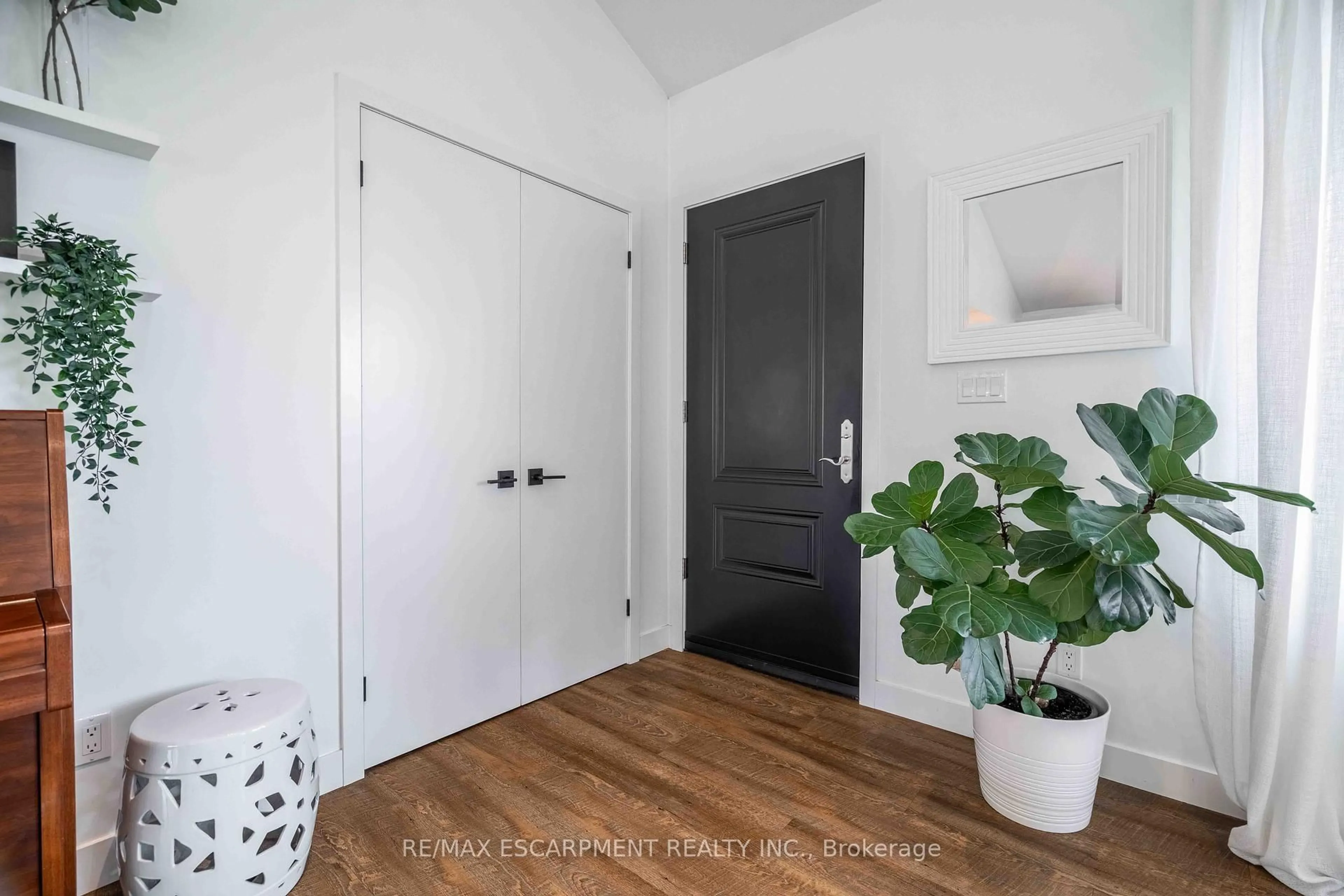 Indoor entryway for 298 Garner Rd, Hamilton Ontario L9G 3K9