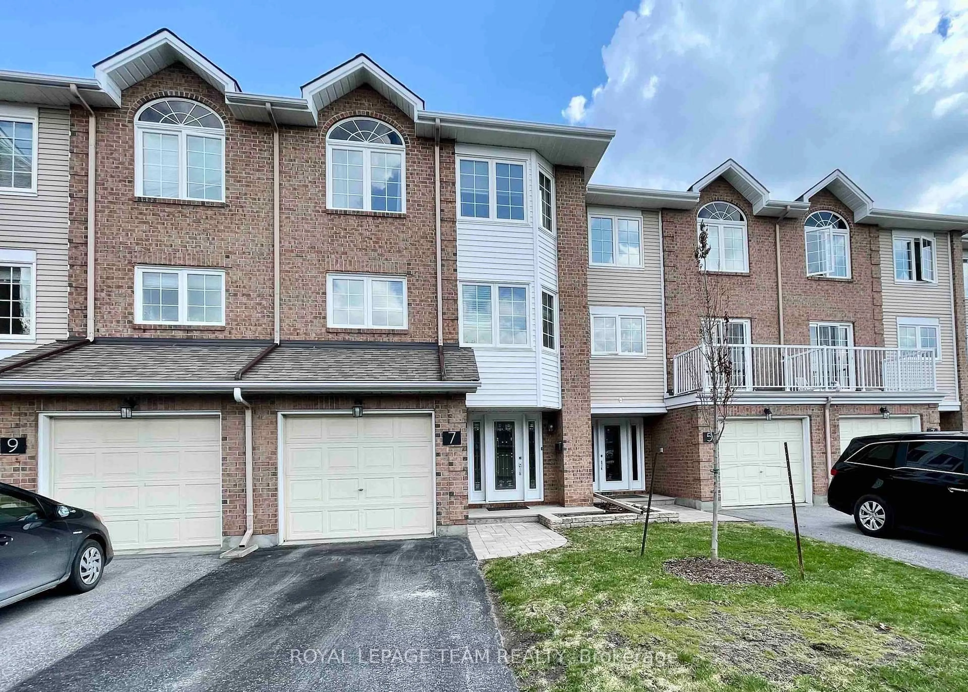A pic from outside/outdoor area/front of a property/back of a property/a pic from drone, street for 7 Wrenwood Cres, Ottawa Ontario K2G 5V3