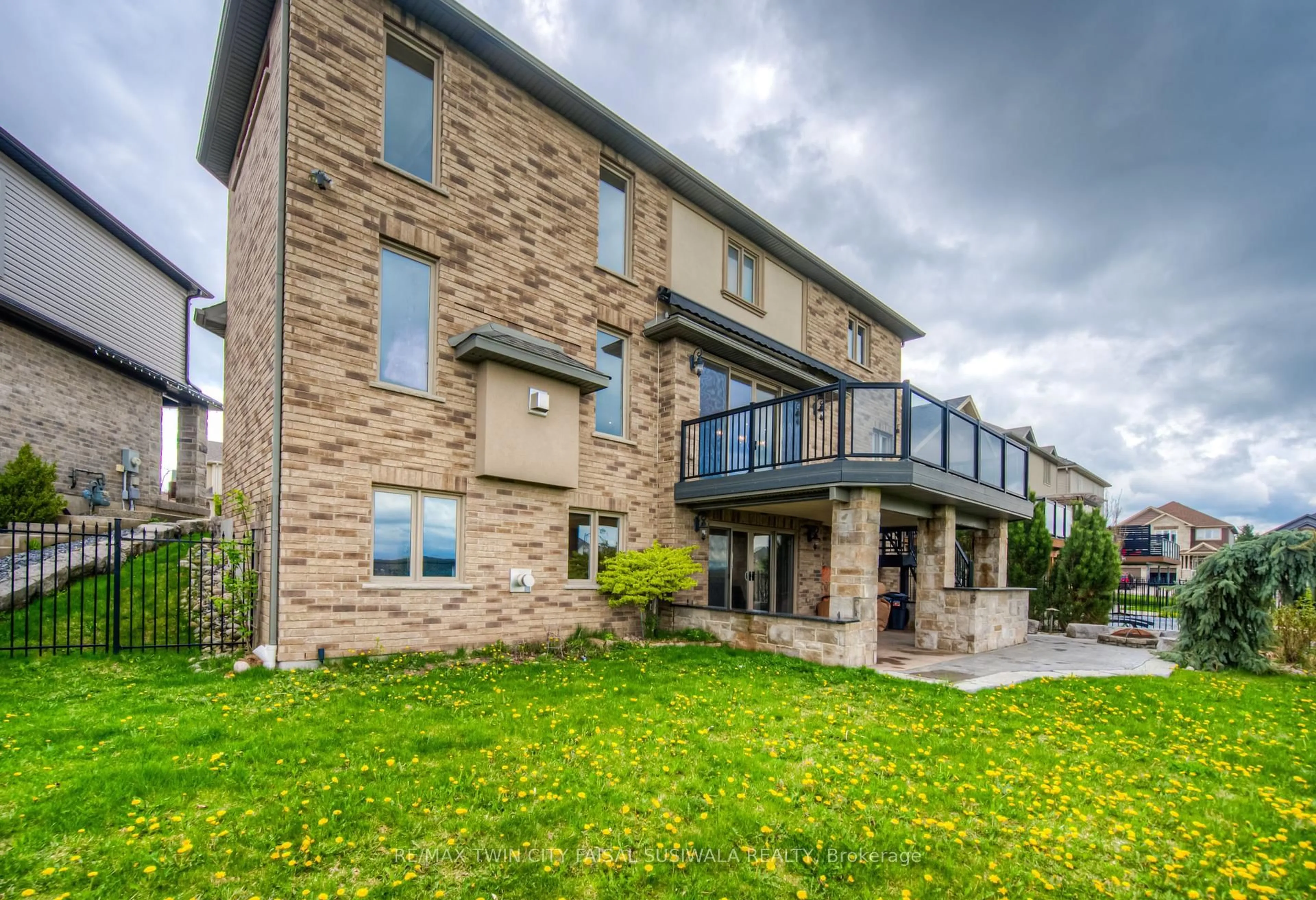 A pic from outside/outdoor area/front of a property/back of a property/a pic from drone, building for 15 Mcwilliams Crt, Cambridge Ontario N1P 0A9