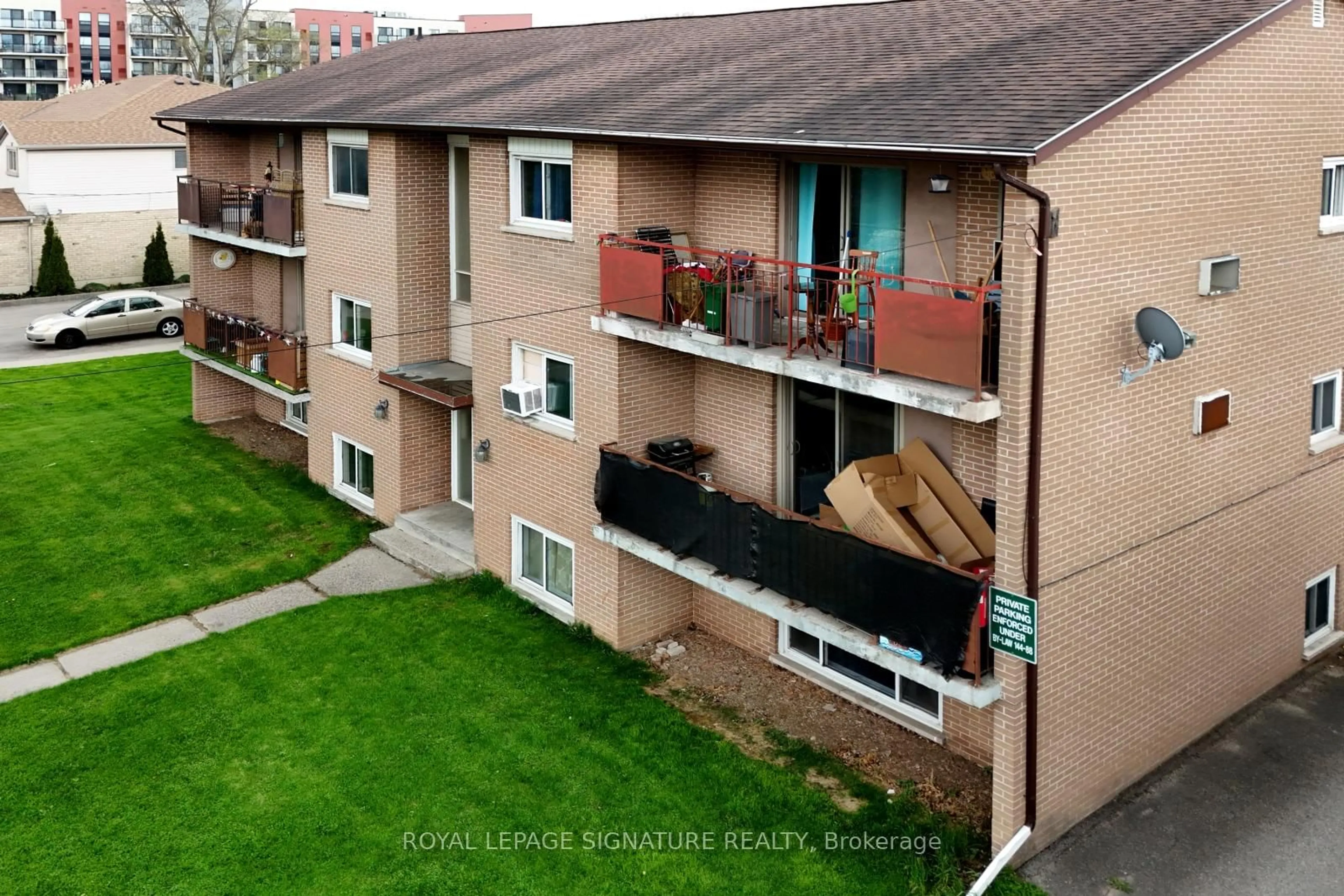 A pic from outside/outdoor area/front of a property/back of a property/a pic from drone, unknown for 276 Grand River Ave, Brantford Ontario N3T 4Y4