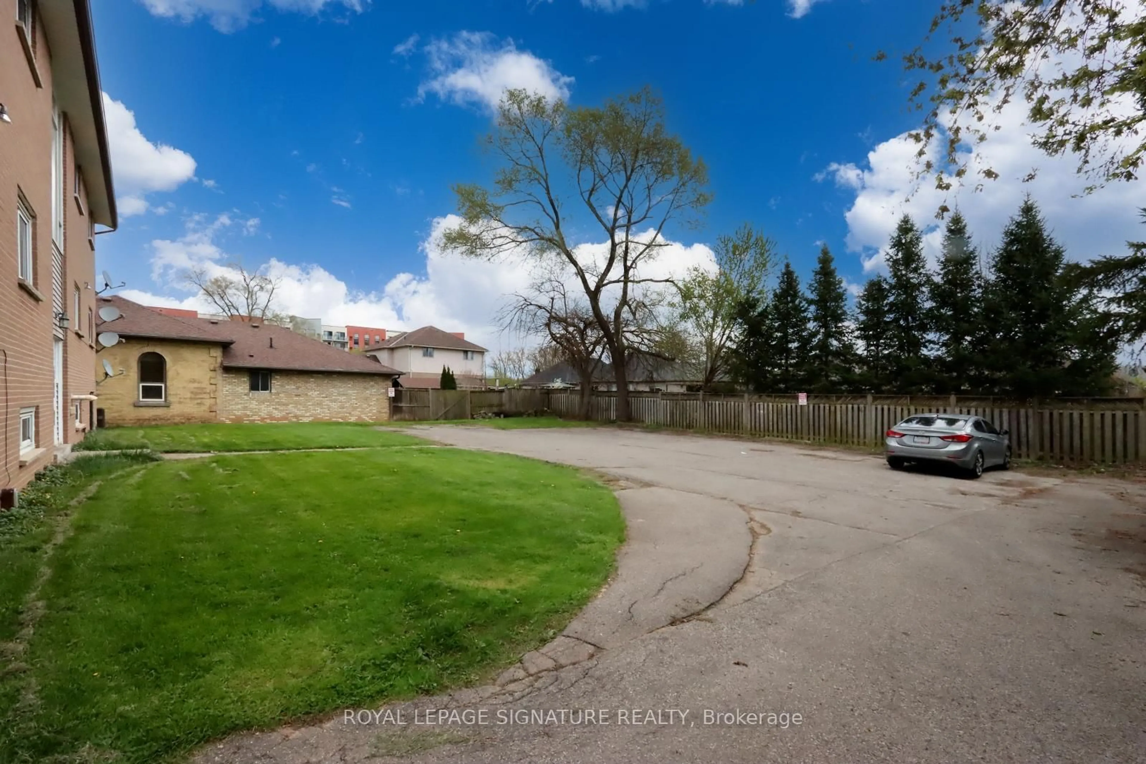 A pic from outside/outdoor area/front of a property/back of a property/a pic from drone, street for 276 Grand River Ave, Brantford Ontario N3T 4Y4