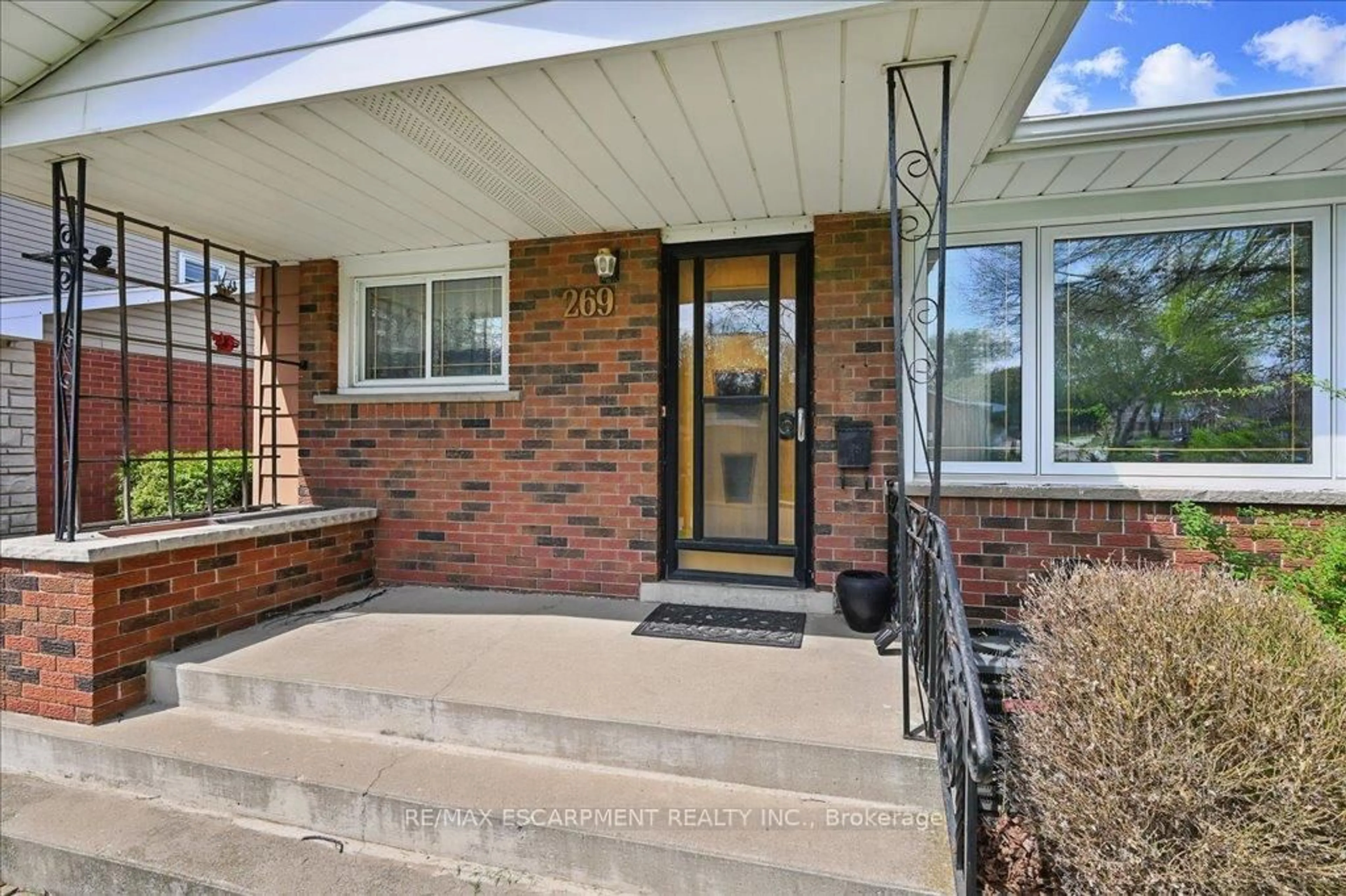 Indoor entryway for 269 Rainbow Dr, Hamilton Ontario L8K 4G3