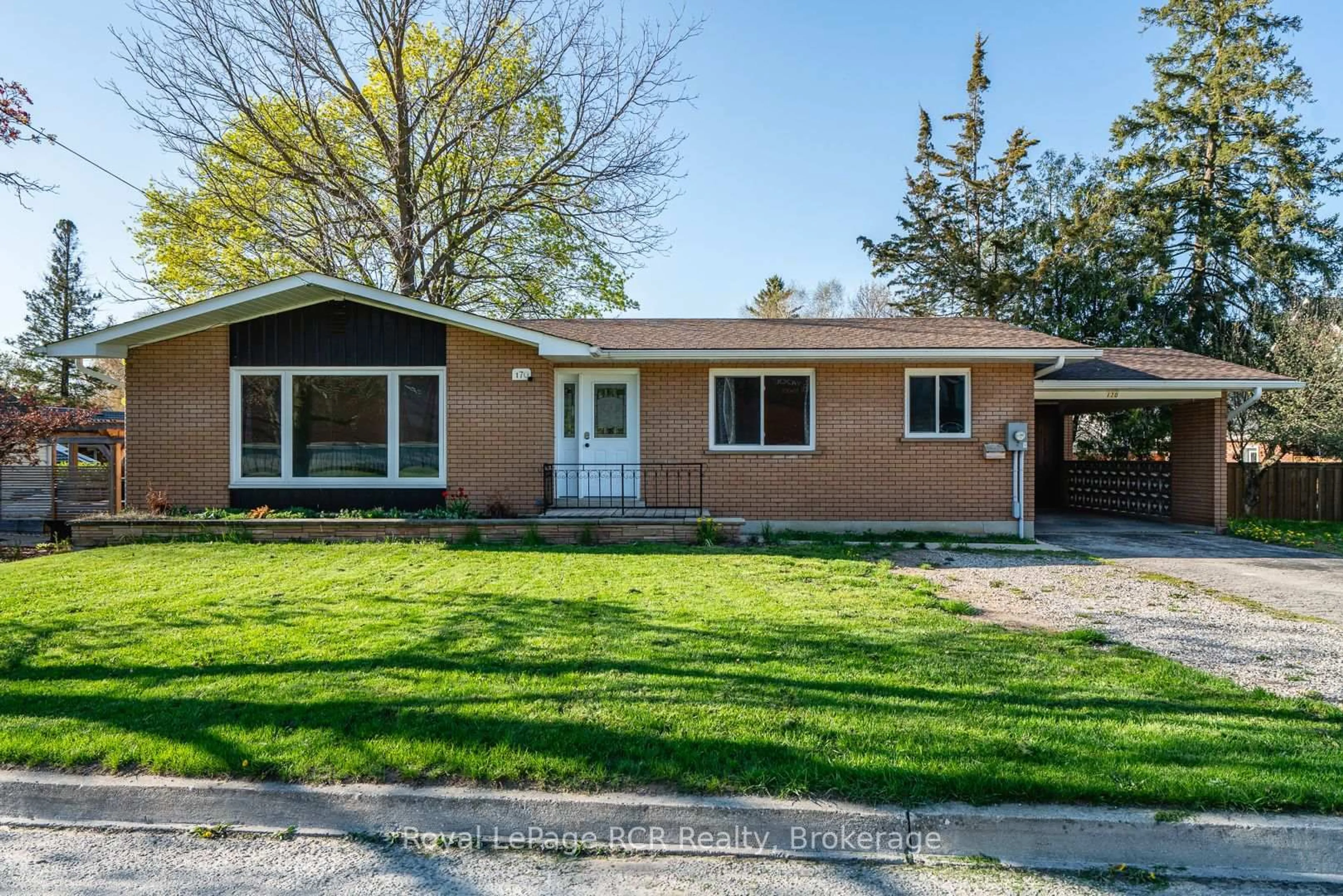 Home with vinyl exterior material, street for 170 7th St, Hanover Ontario N4N 1G5