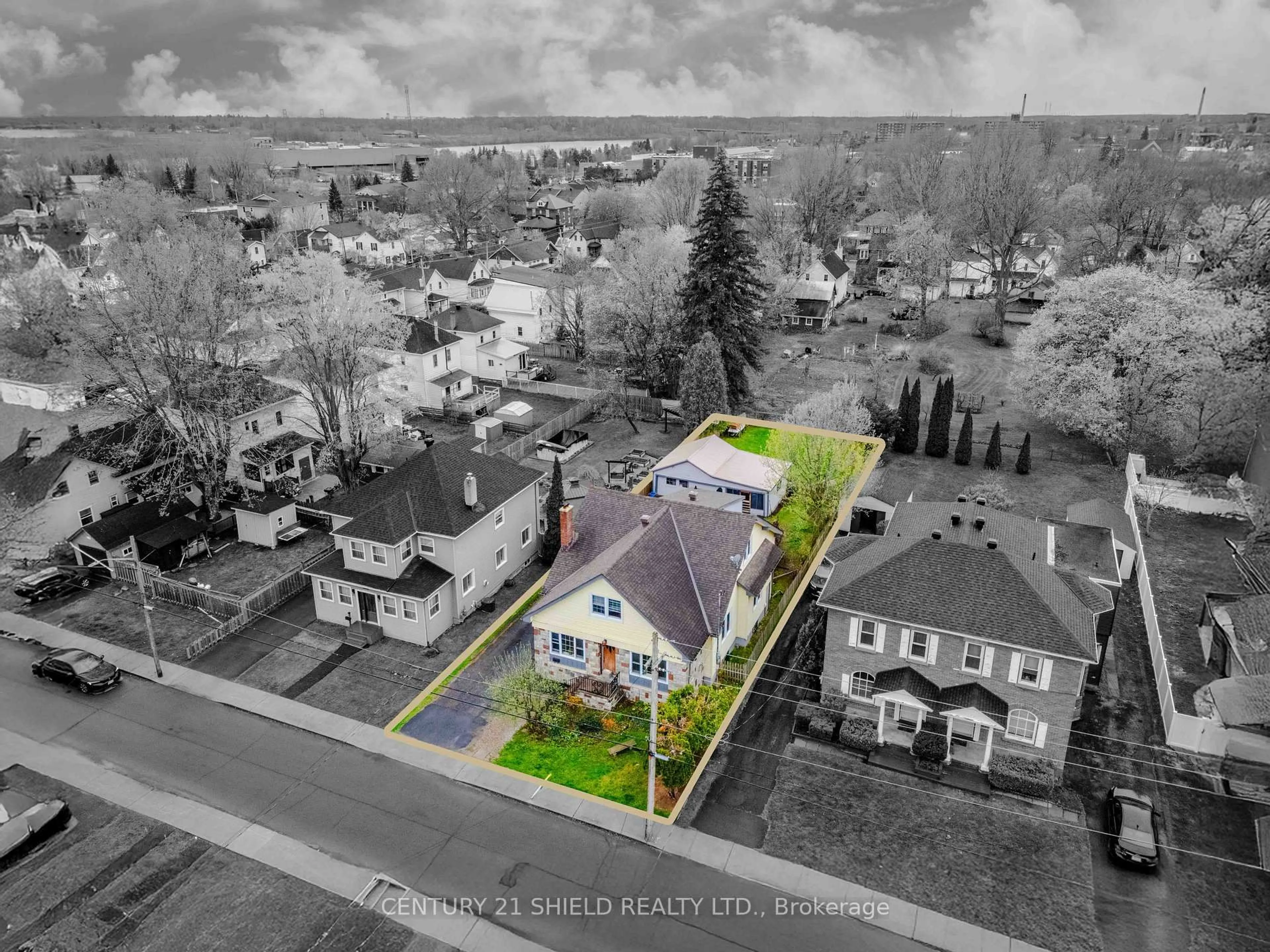 A pic from outside/outdoor area/front of a property/back of a property/a pic from drone, street for 114 Gloucester St, Cornwall Ontario K6H 3W4