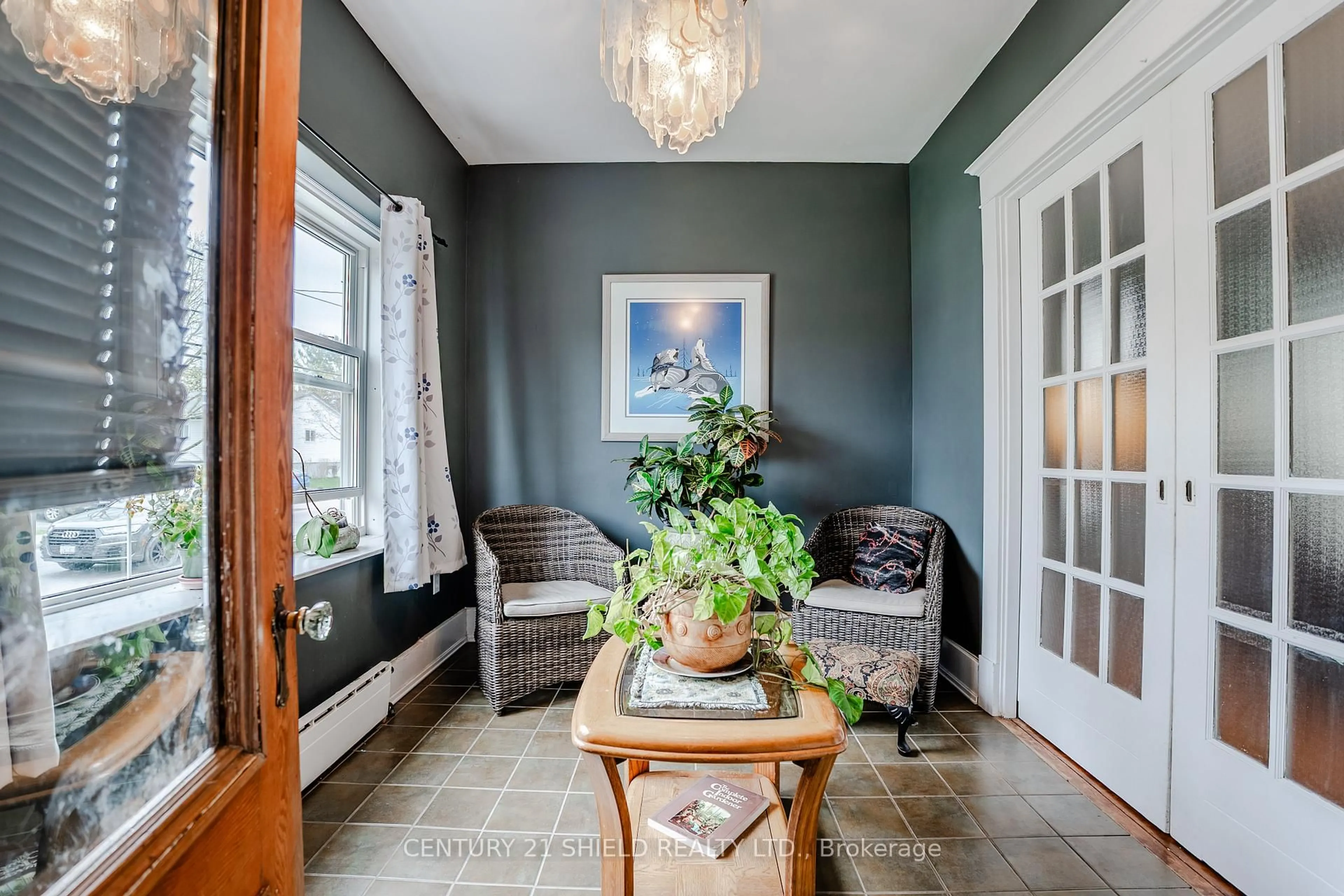 Indoor entryway for 114 Gloucester St, Cornwall Ontario K6H 3W4