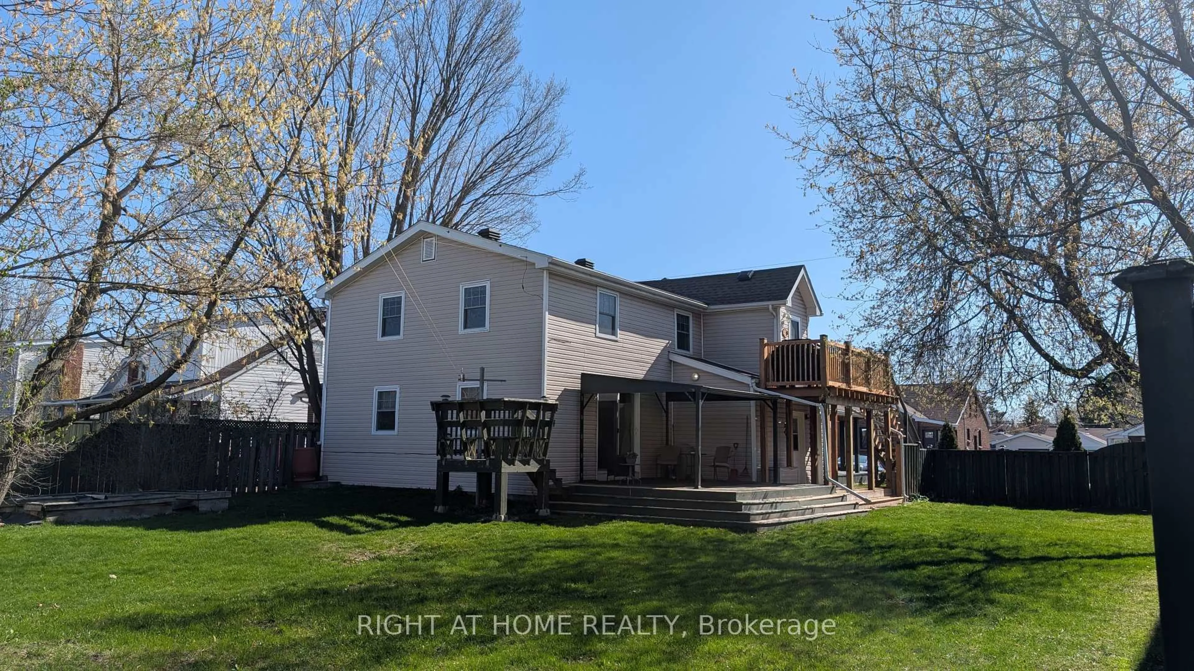 A pic from outside/outdoor area/front of a property/back of a property/a pic from drone, street for 251 Victoria St, North Bay Ontario P1B 6B6