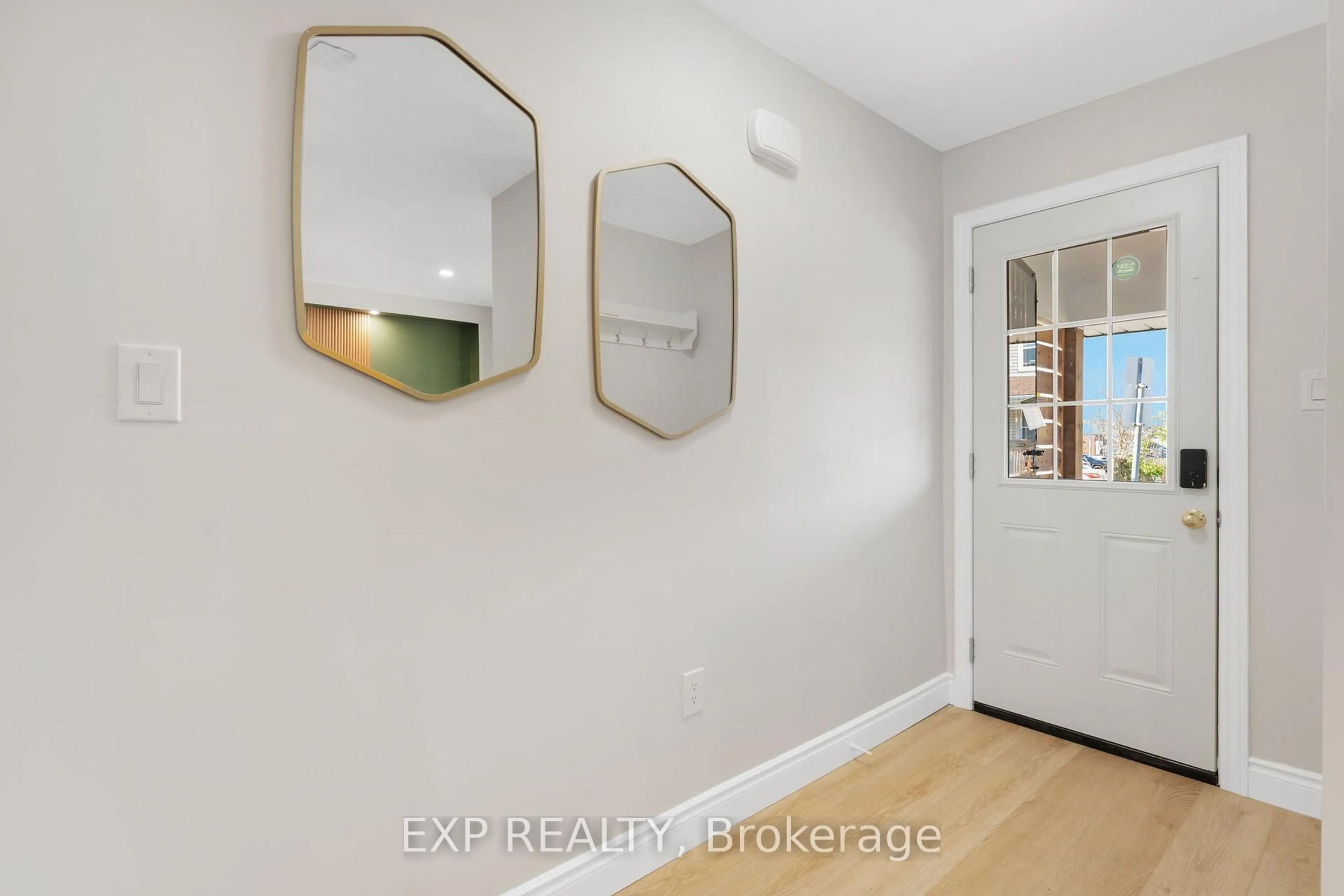Indoor entryway for 20 Britannia Ave, Hamilton Ontario L8H 1W4