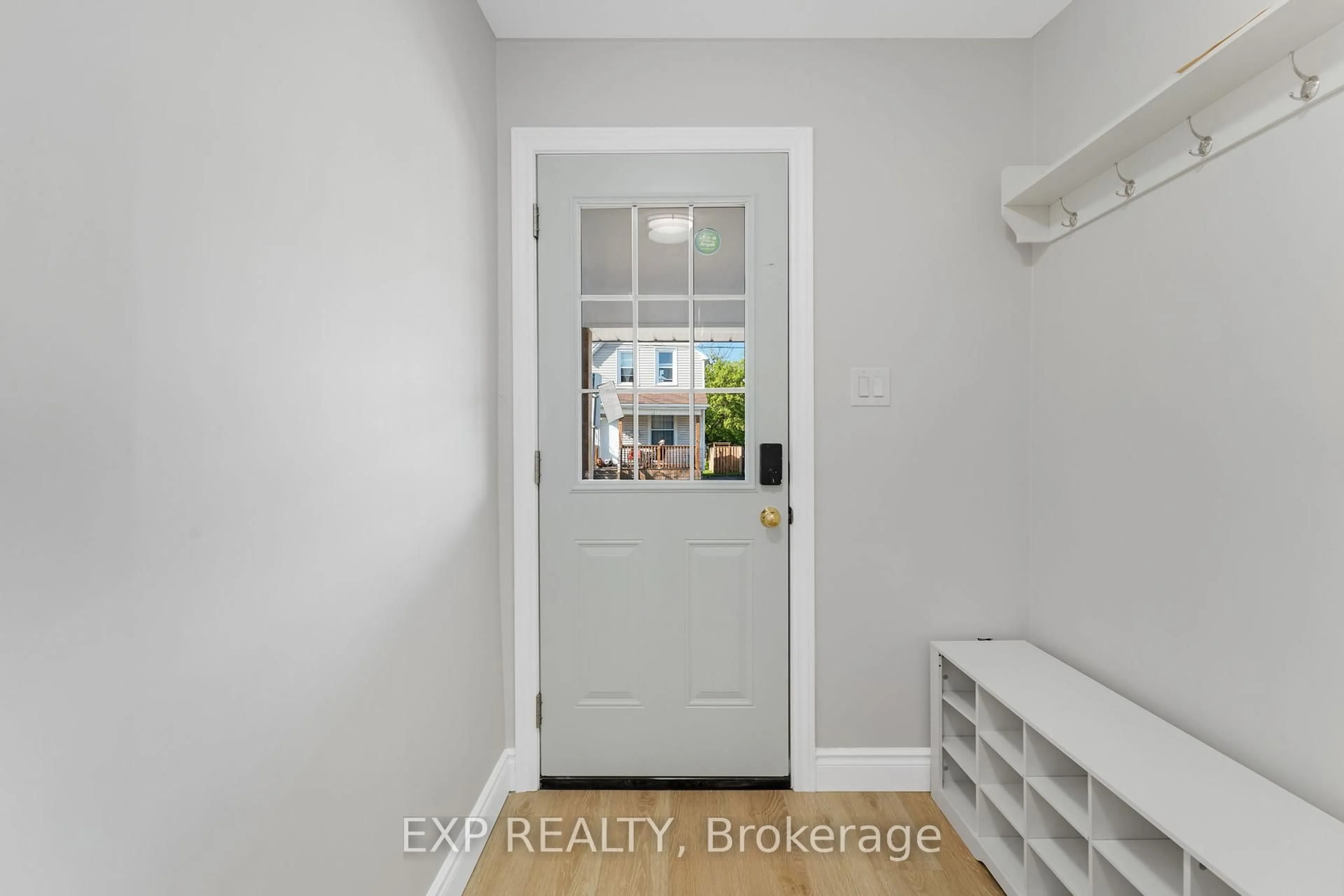 Indoor entryway for 20 Britannia Ave, Hamilton Ontario L8H 1W4