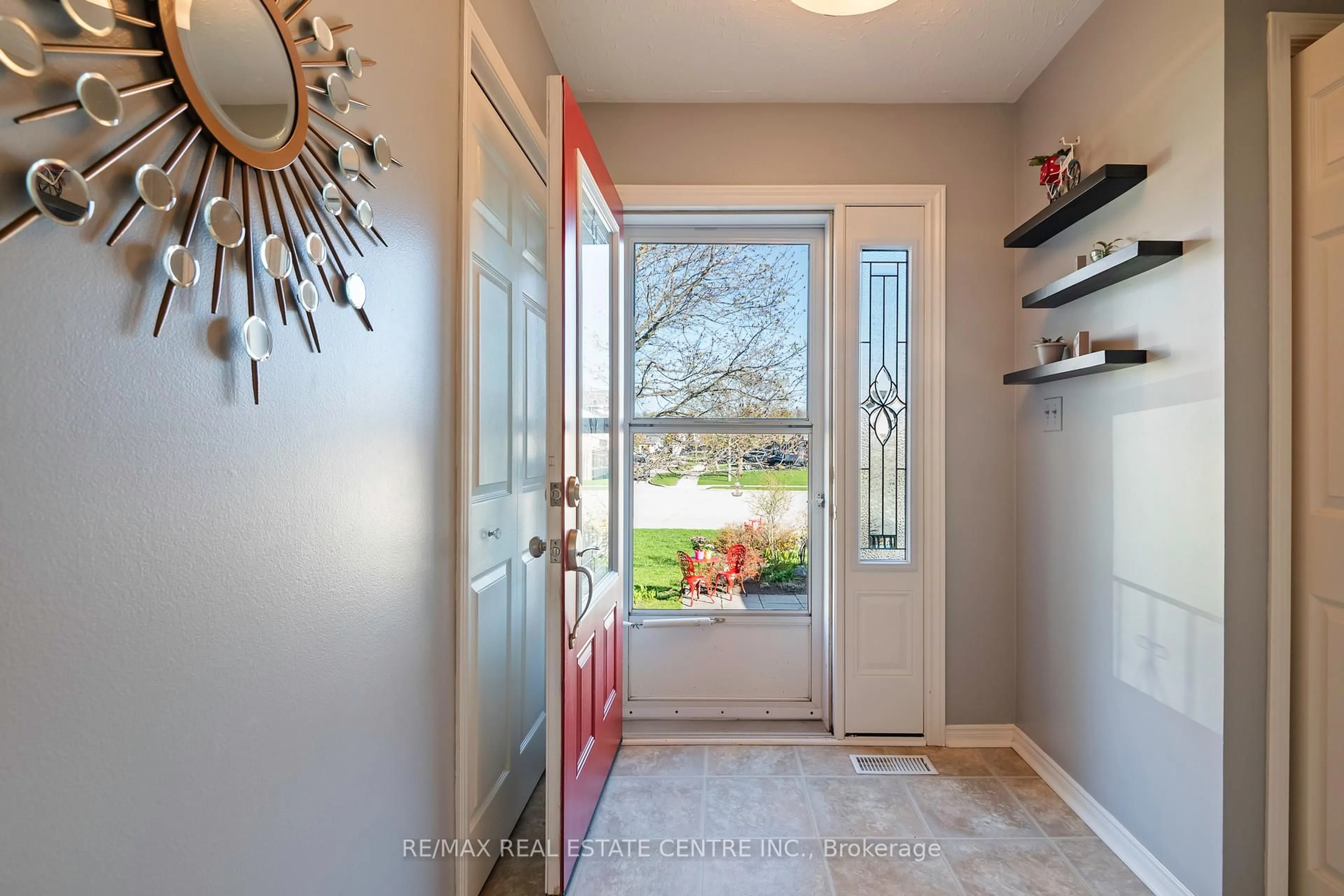 Indoor entryway for 24 Wilson Cres, Southgate Ontario N0C 1B0