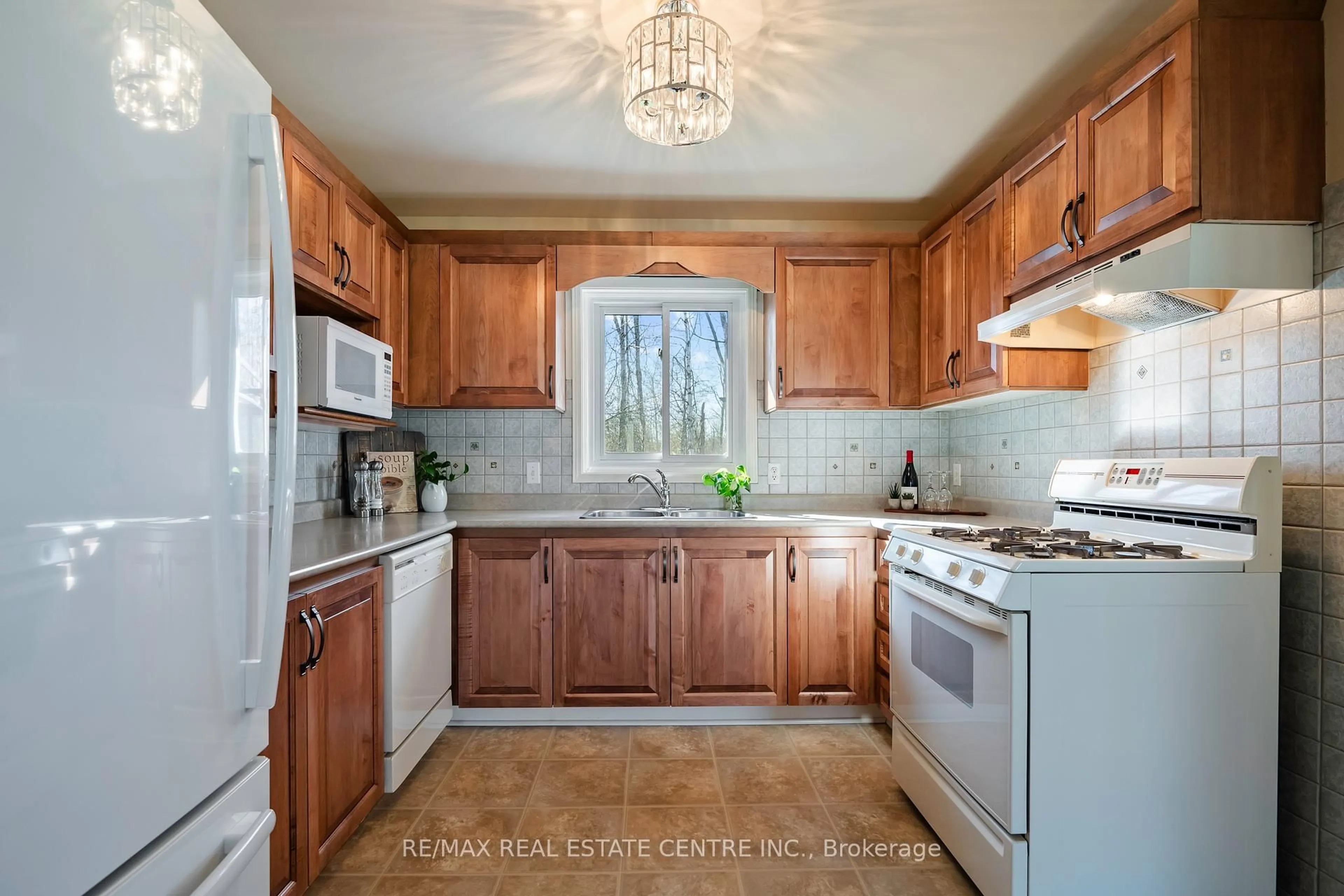 Standard kitchen, ceramic/tile floor for 24 Wilson Cres, Southgate Ontario N0C 1B0