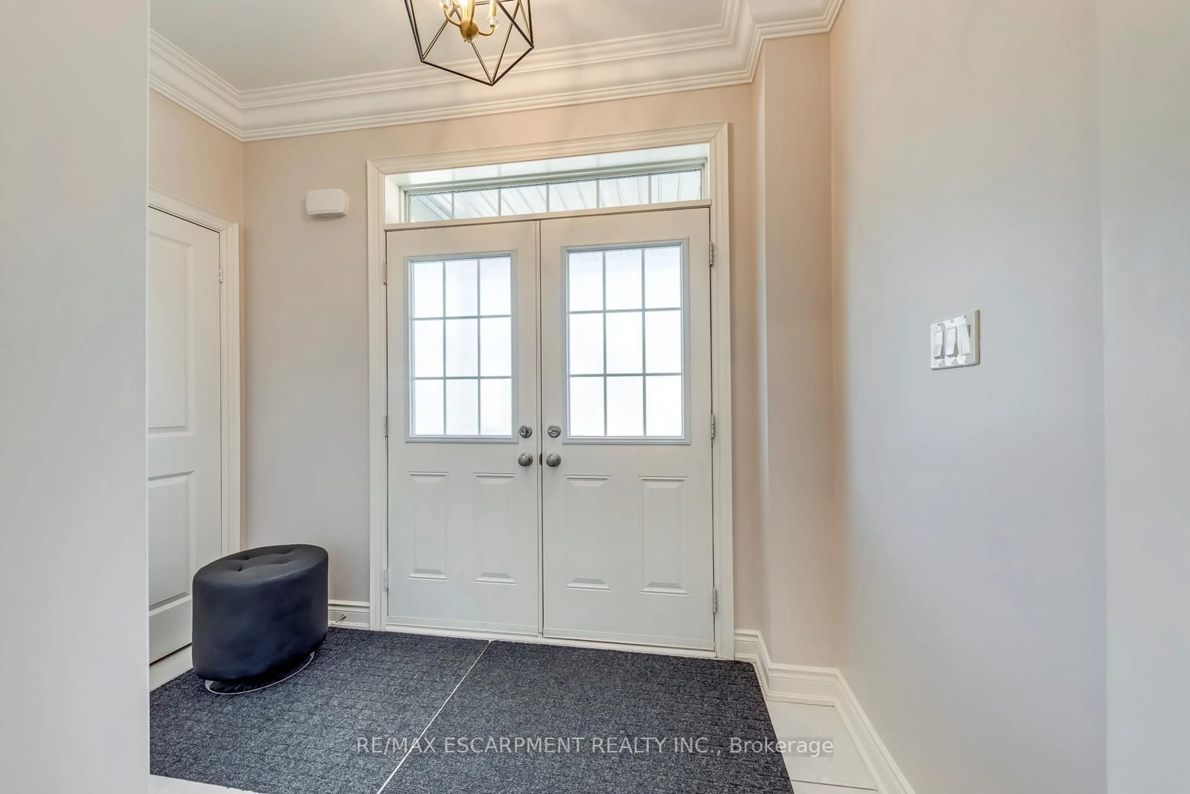 Indoor entryway for 258 Humphrey St, Hamilton Ontario L8B 1X4