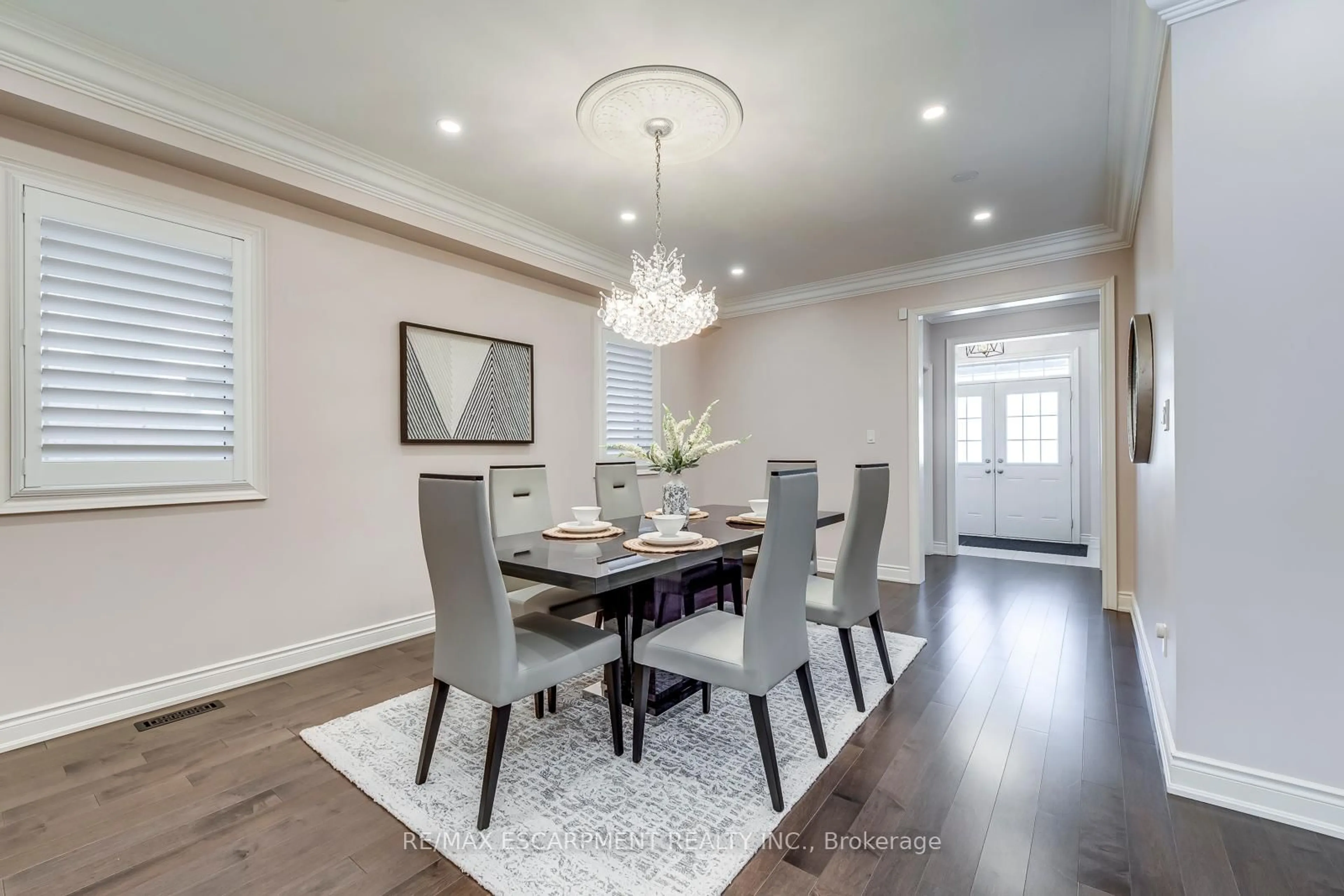 Dining room, wood/laminate floor for 258 Humphrey St, Hamilton Ontario L8B 1X4