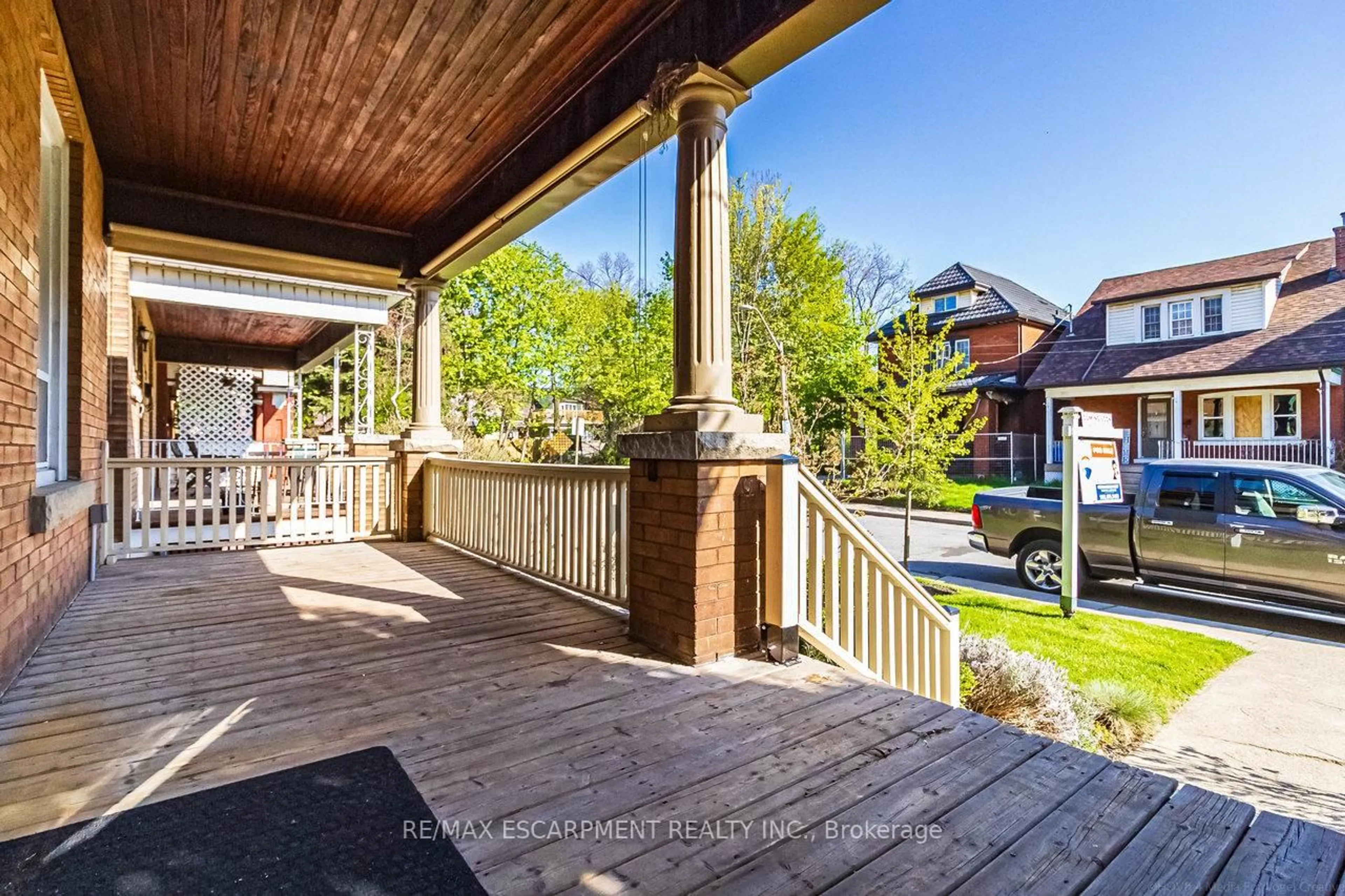 Patio, street for 27 Elm St, Hamilton Ontario L8M 1Y2