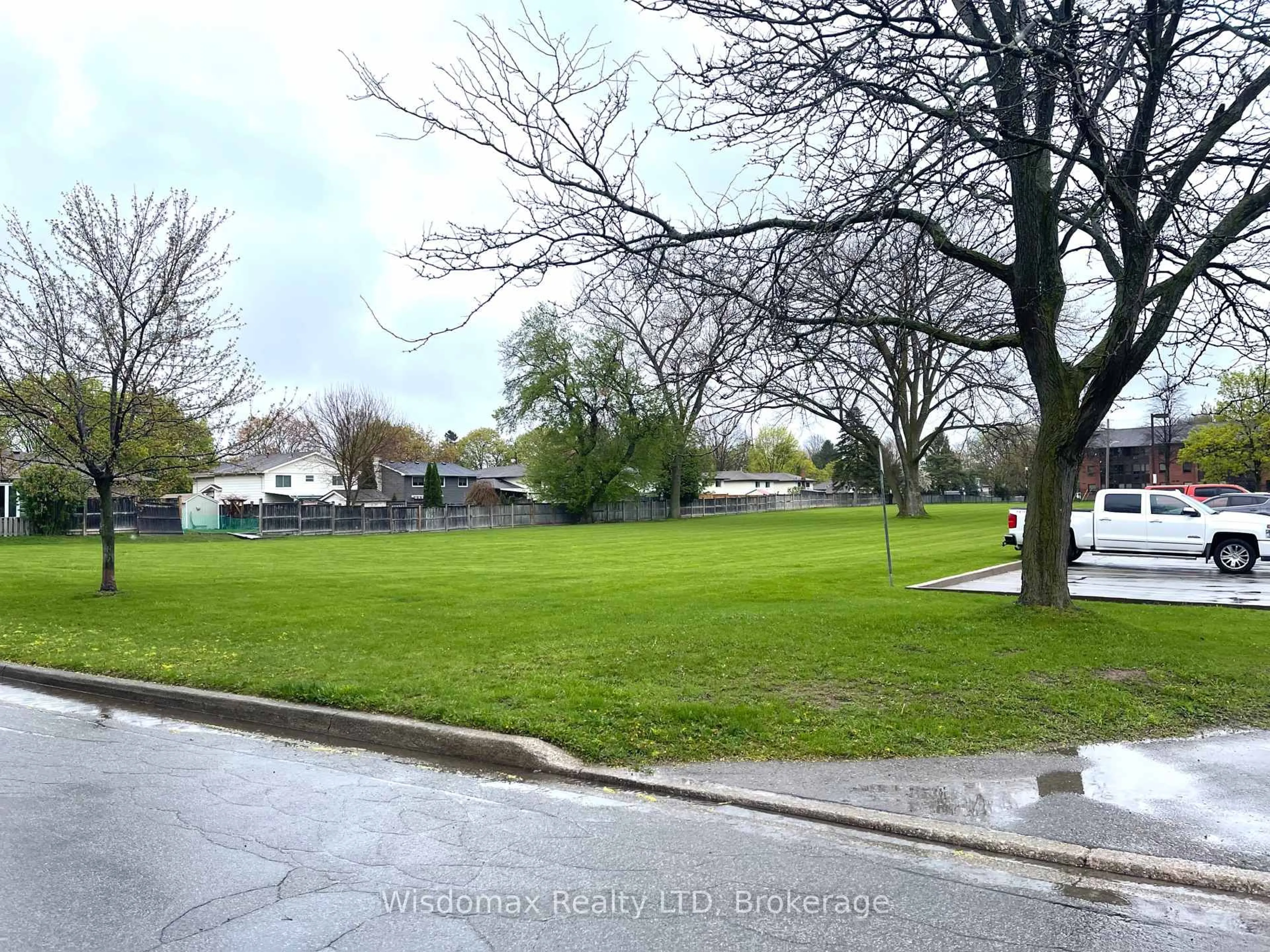 A pic from outside/outdoor area/front of a property/back of a property/a pic from drone, street for 7 GREENMEADOW Crt, St. Catharines Ontario L2N 6Y6