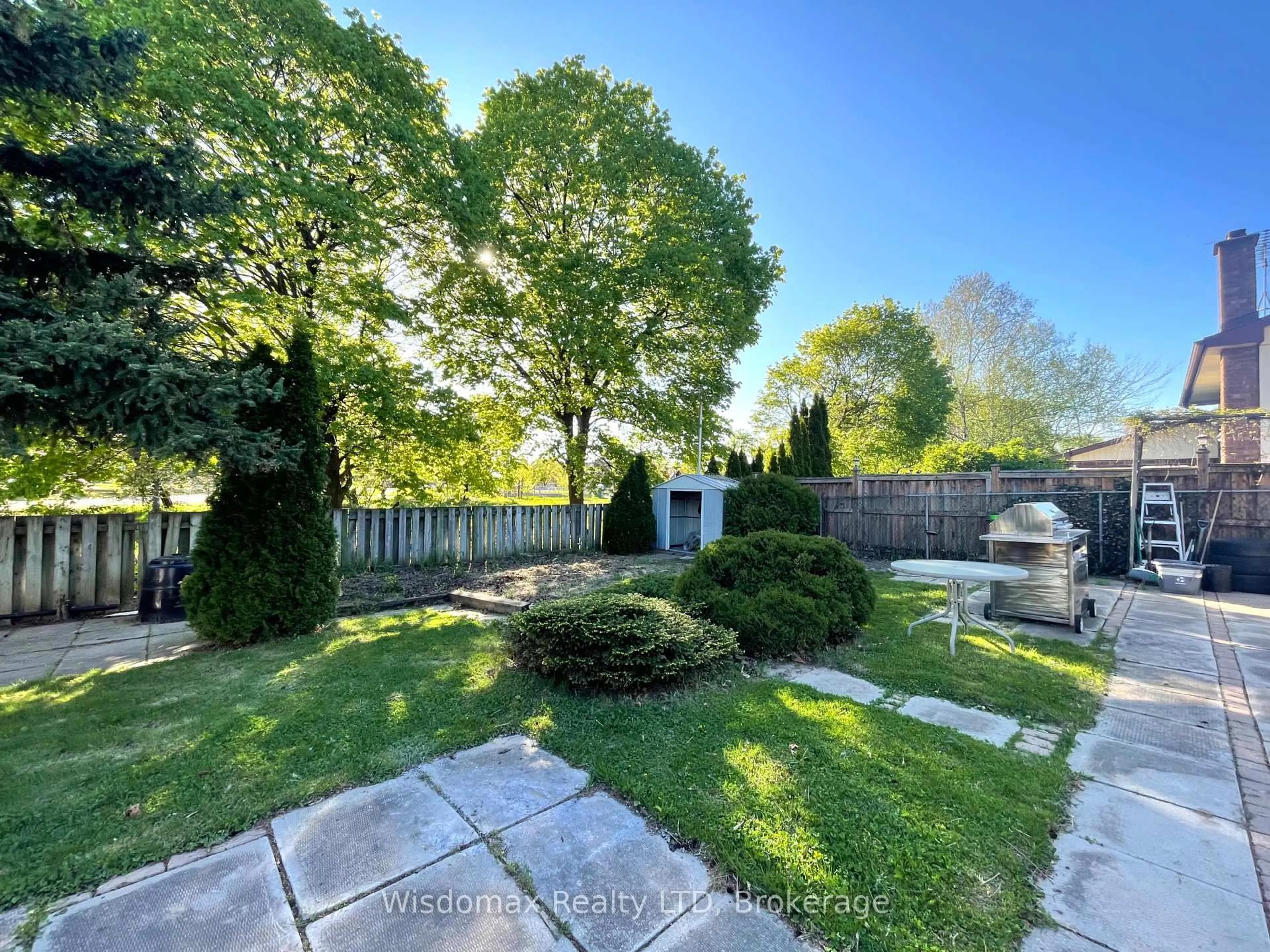A pic from outside/outdoor area/front of a property/back of a property/a pic from drone, unknown for 7 GREENMEADOW Crt, St. Catharines Ontario L2N 6Y6