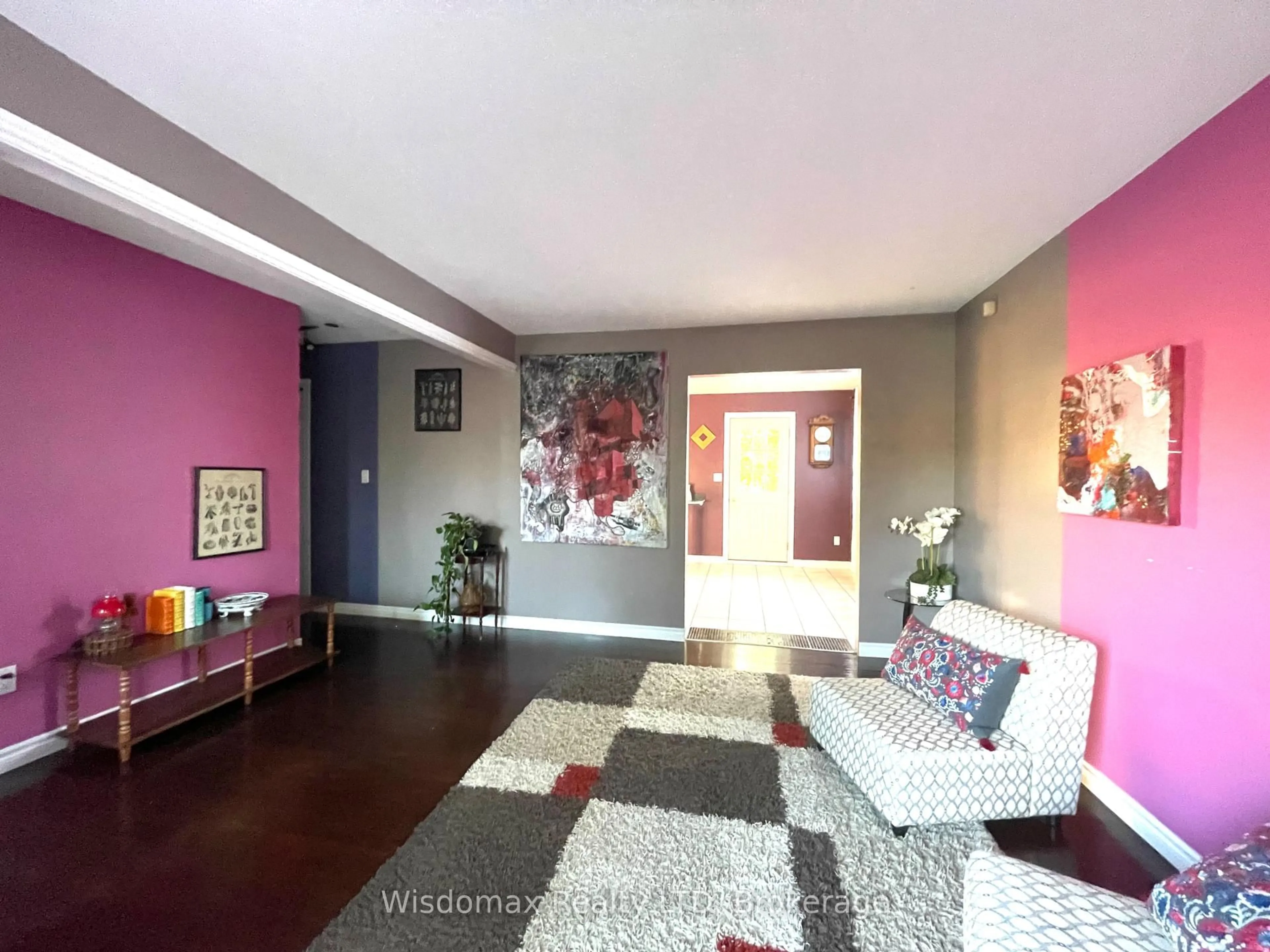 Indoor foyer for 7 GREENMEADOW Crt, St. Catharines Ontario L2N 6Y6
