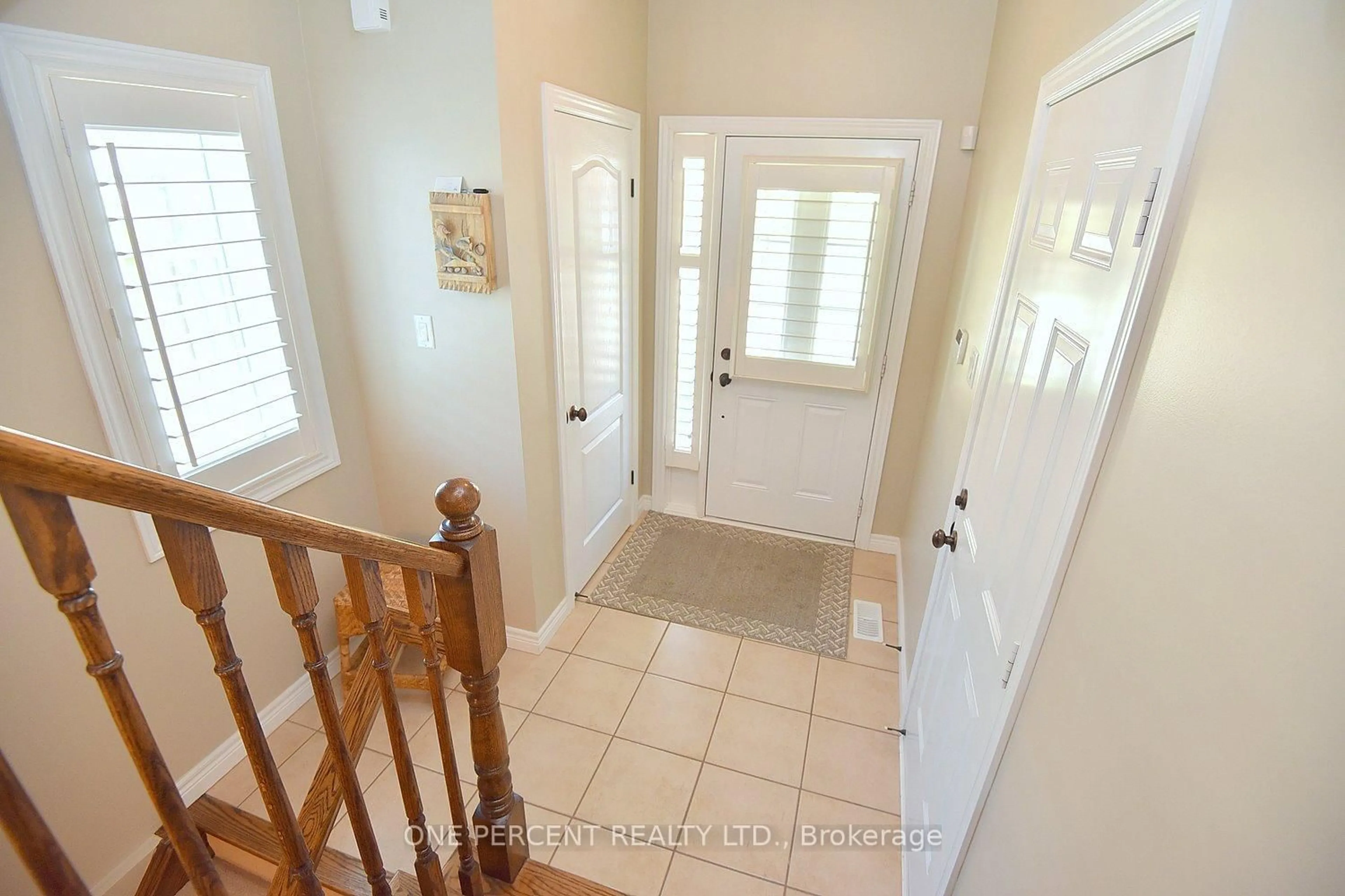 Indoor entryway for 40 Dartmouth Gate #24, Hamilton Ontario L8E 0C4
