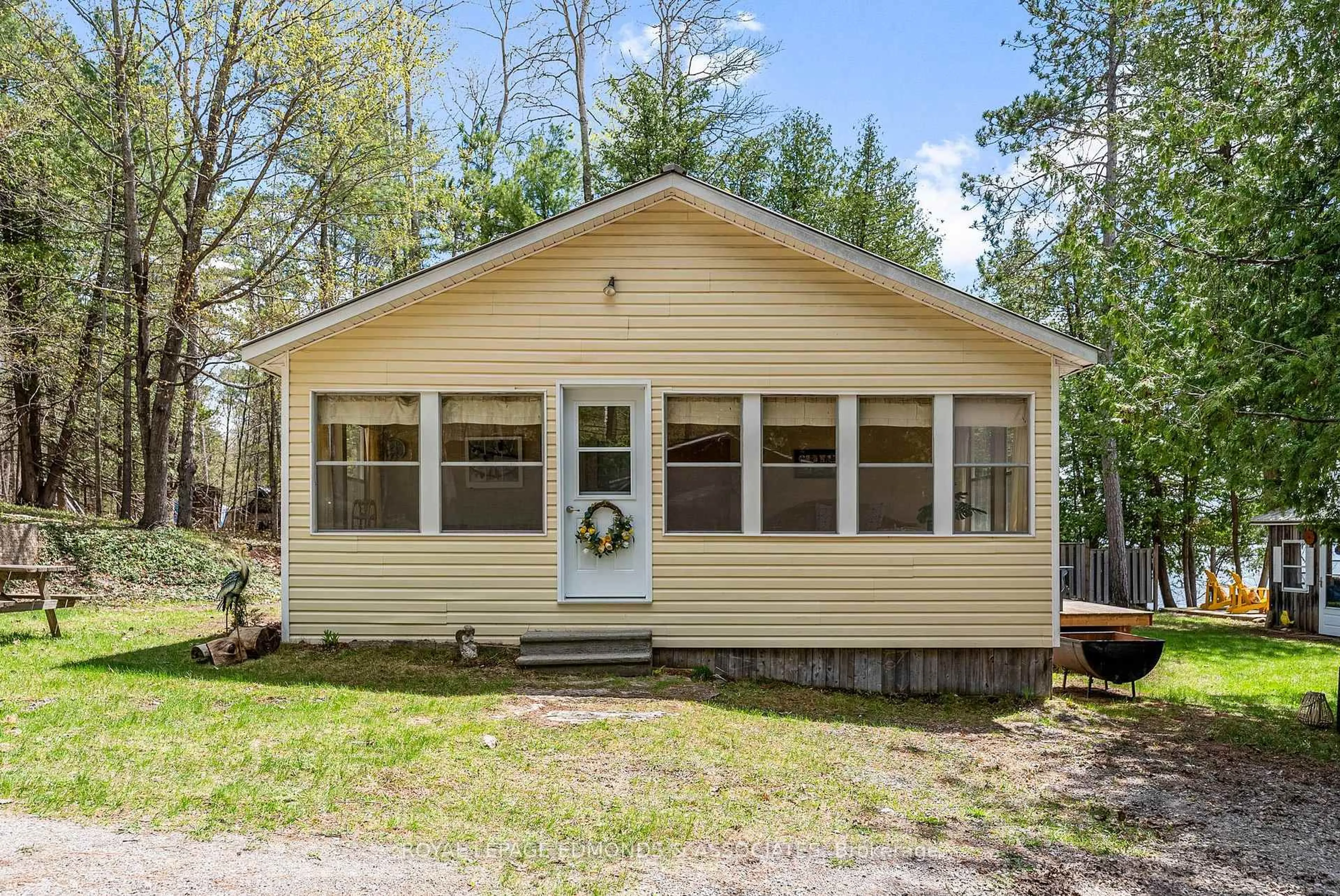 Home with vinyl exterior material, unknown for 213 Holiday Lane, Eganville Ontario K0J 1T0