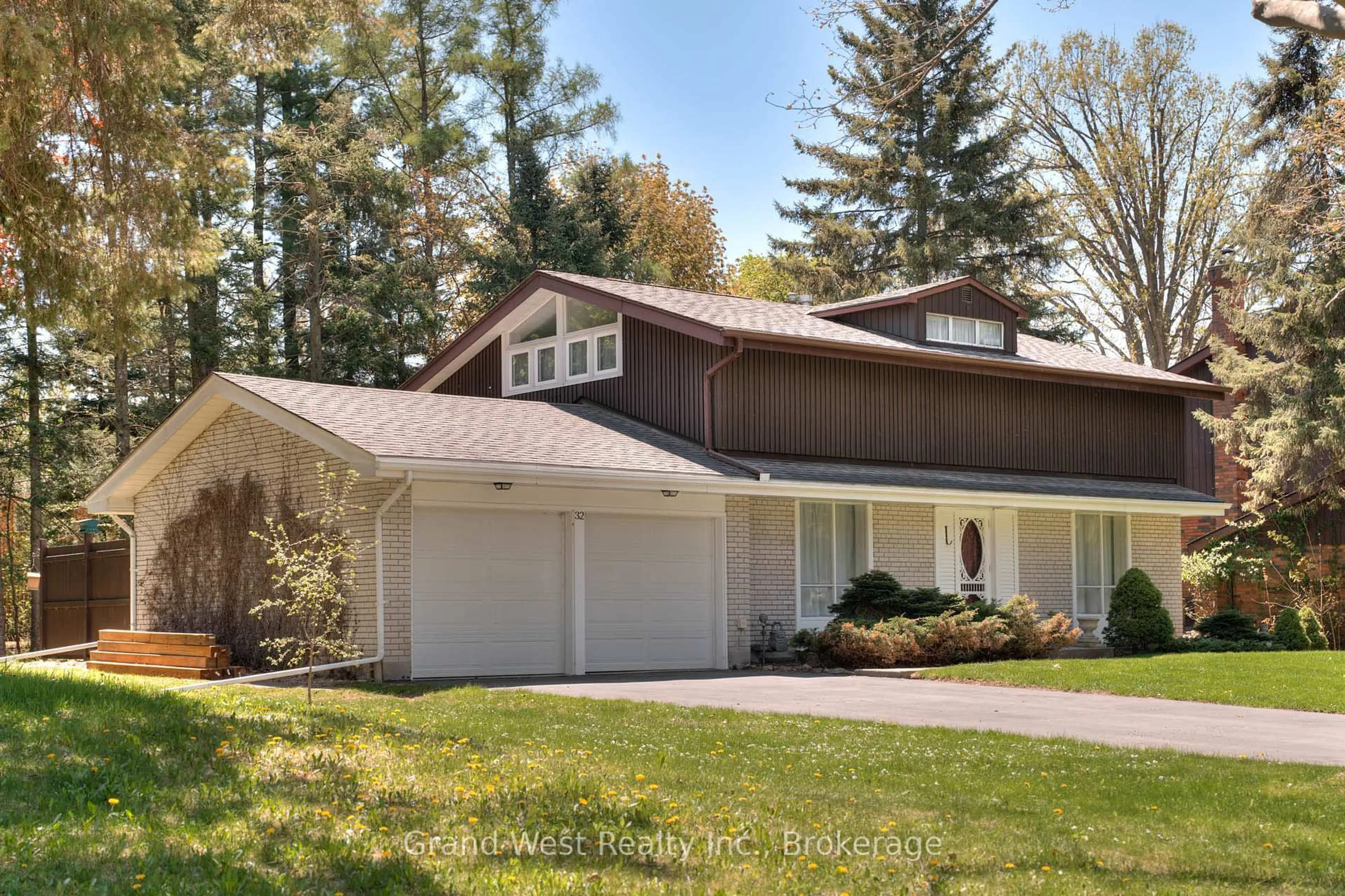 Home with vinyl exterior material, unknown for 32 Newman Dr, Cambridge Ontario N1S 1A2