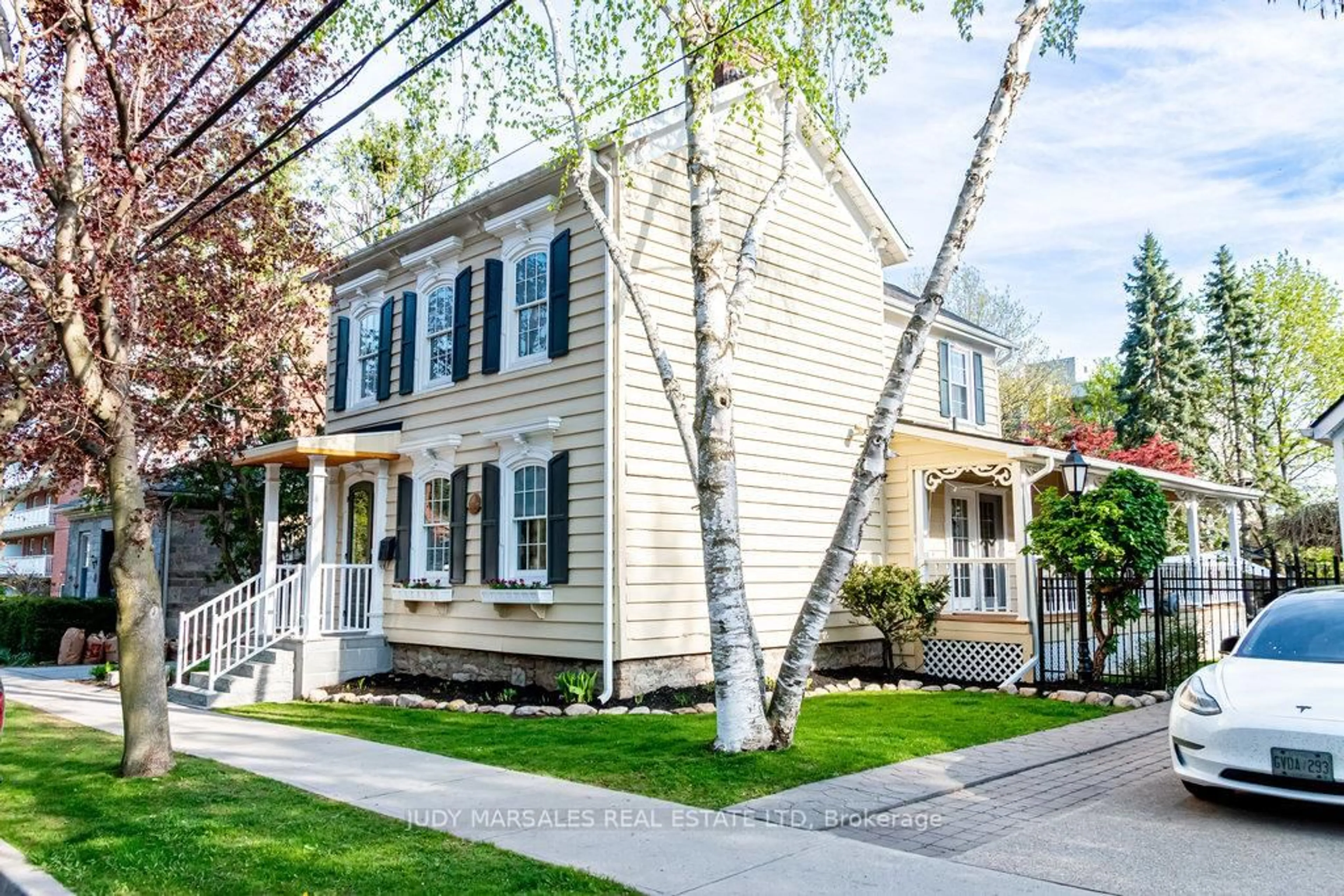 Home with vinyl exterior material, street for 12 Park St, Hamilton Ontario L9H 1C7