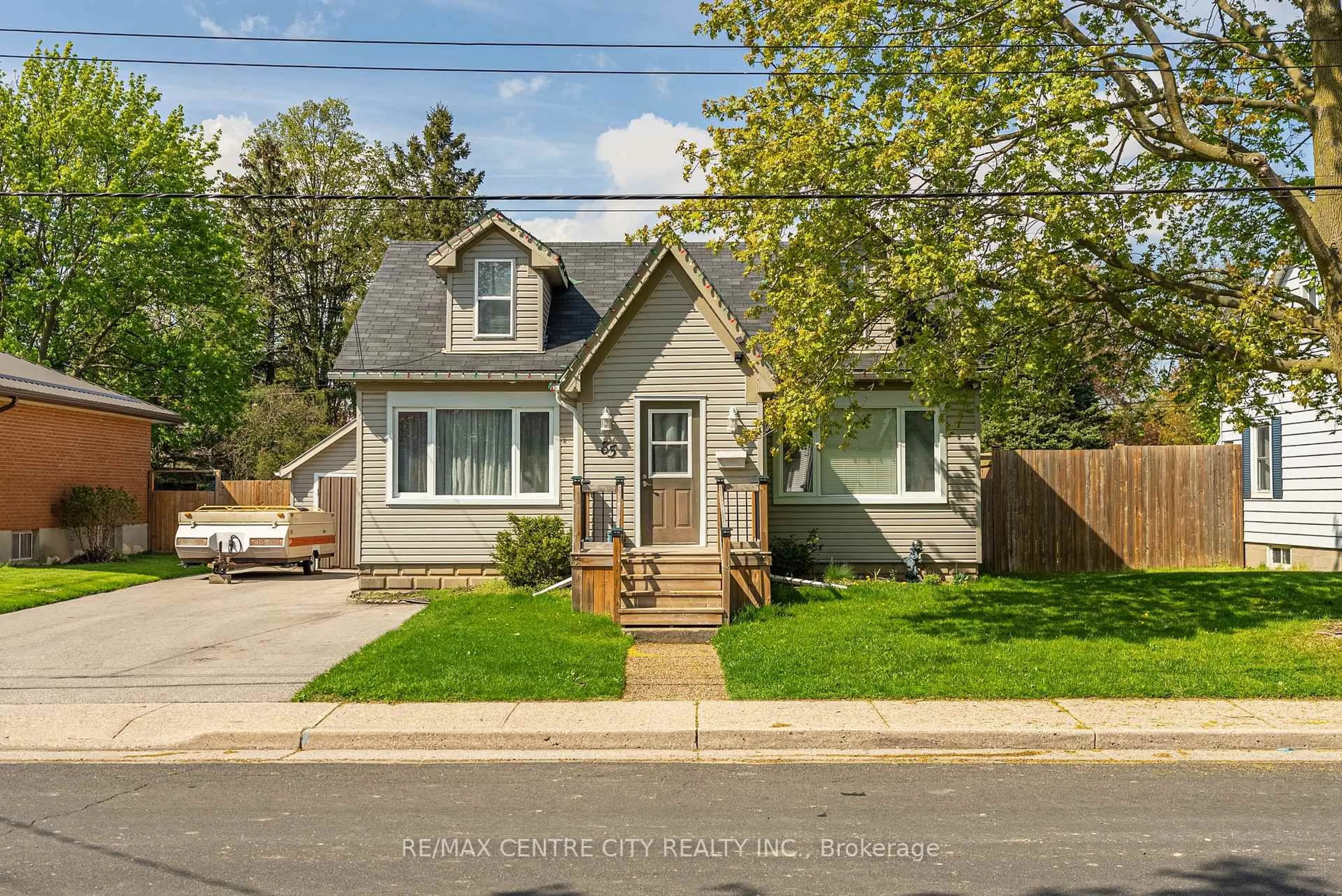 Home with vinyl exterior material, street for 85 Pine St, Aylmer Ontario N5H 1N4