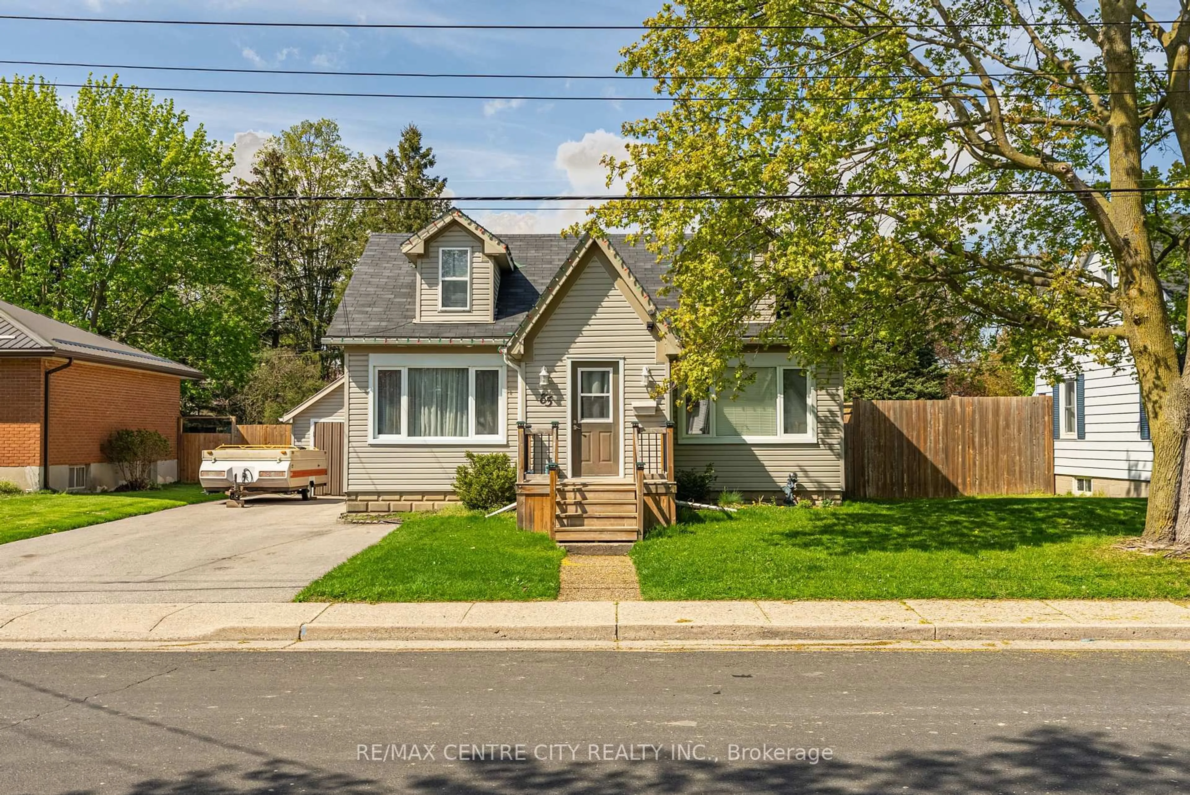 Home with vinyl exterior material, street for 85 Pine St, Aylmer Ontario N5H 1N4